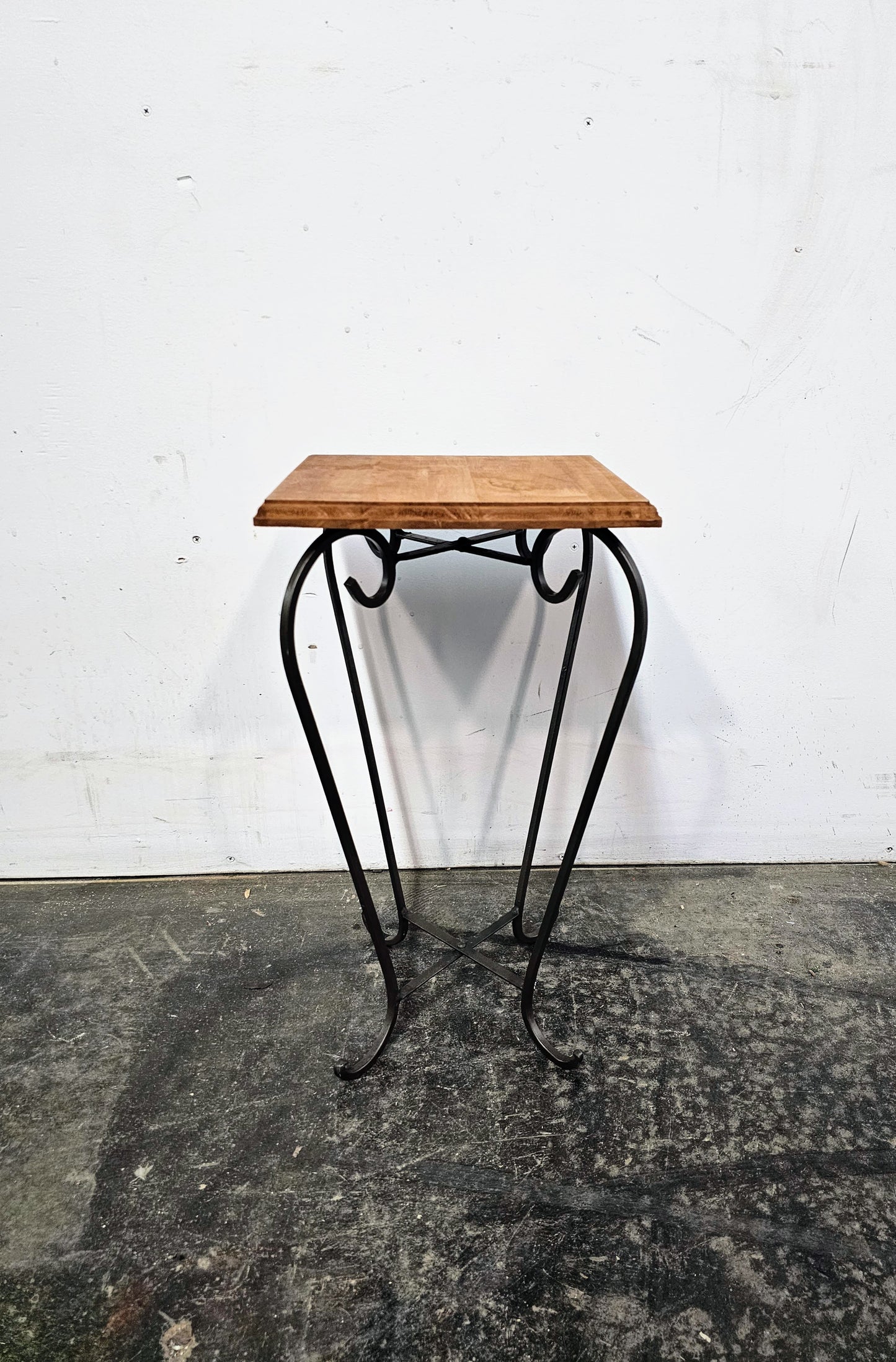 Petite table en fer forgé et en bois