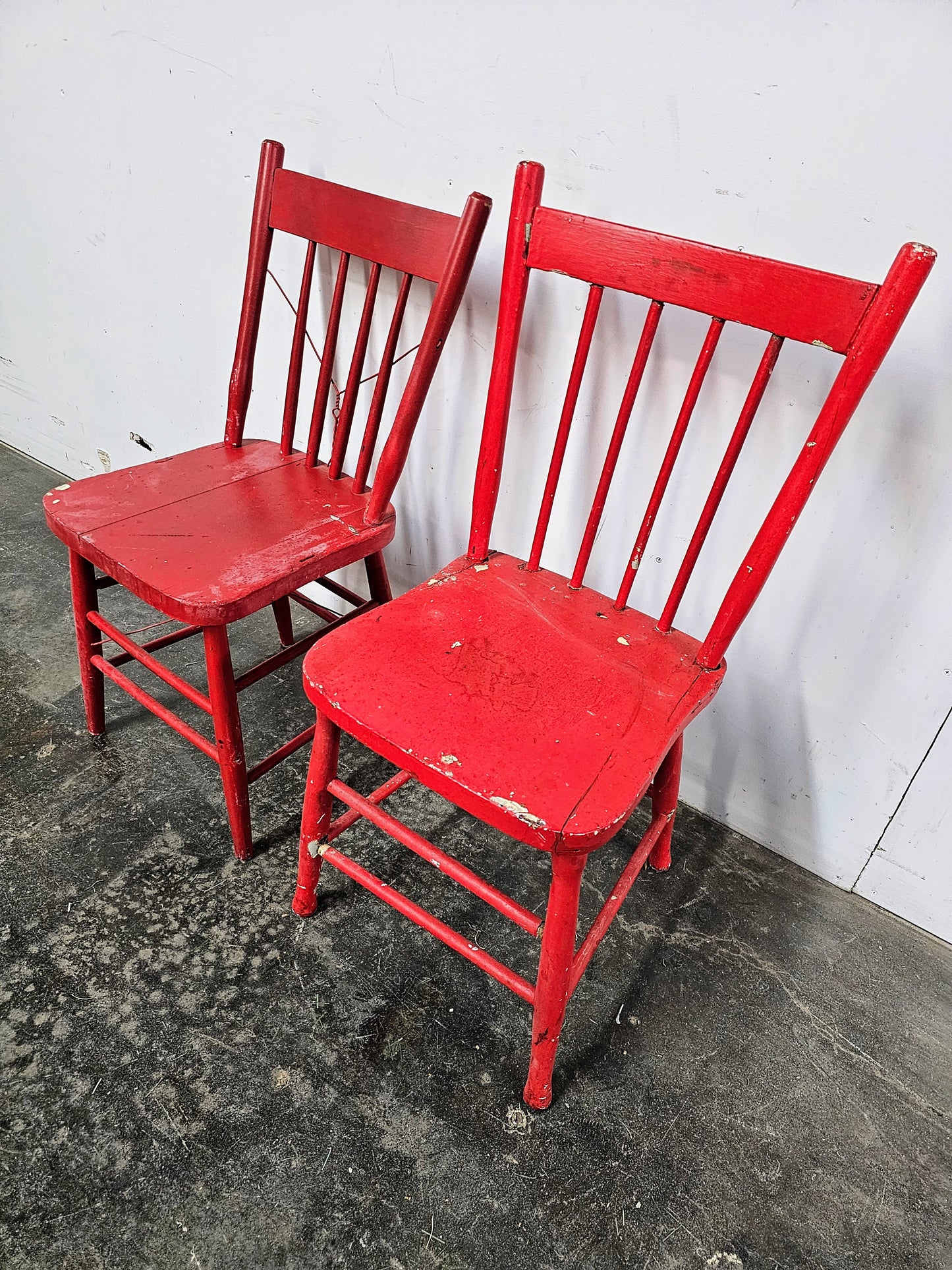 Chaises en bois rouges