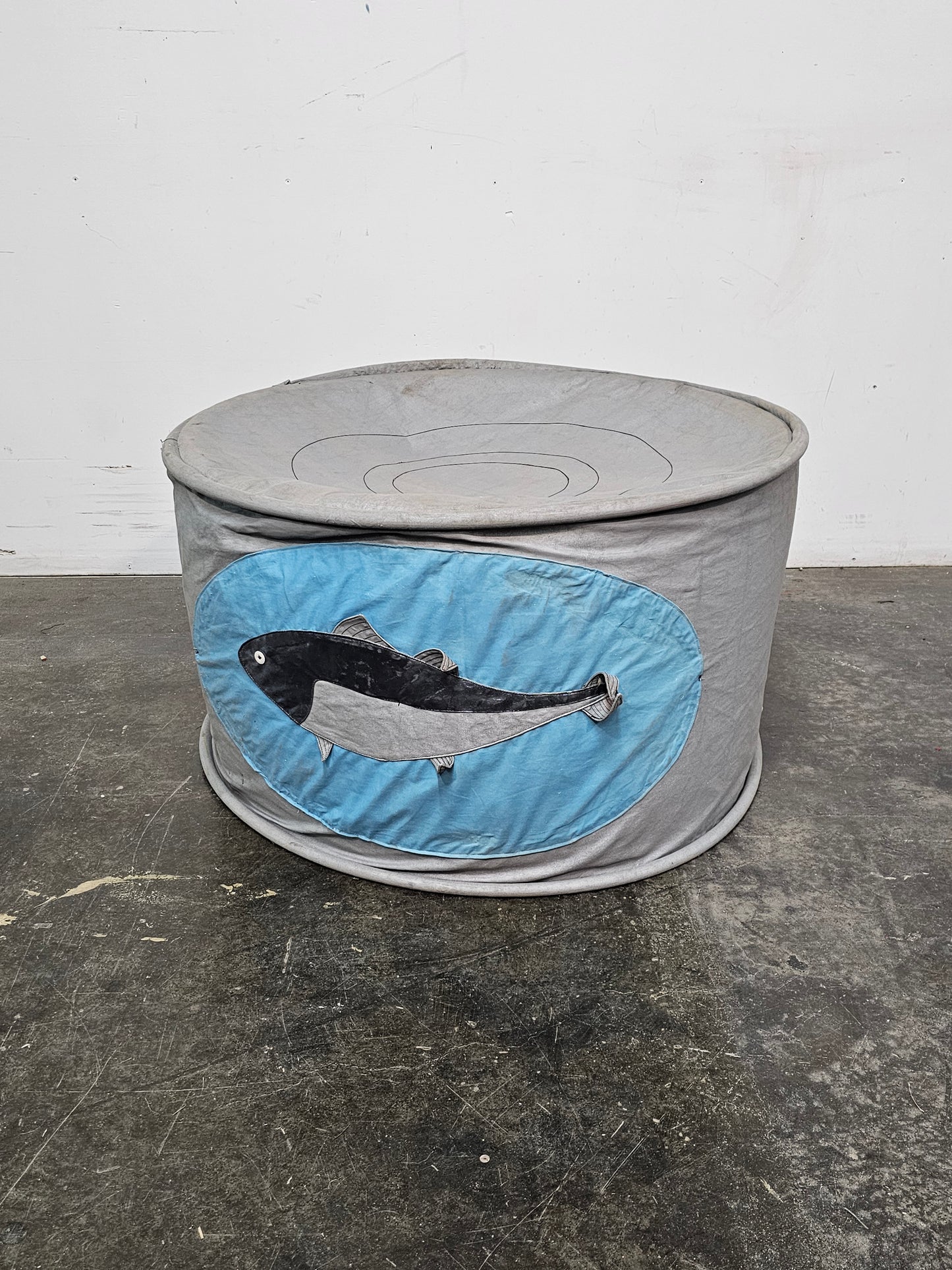 Canne de sardines surdimensionnée en tissu