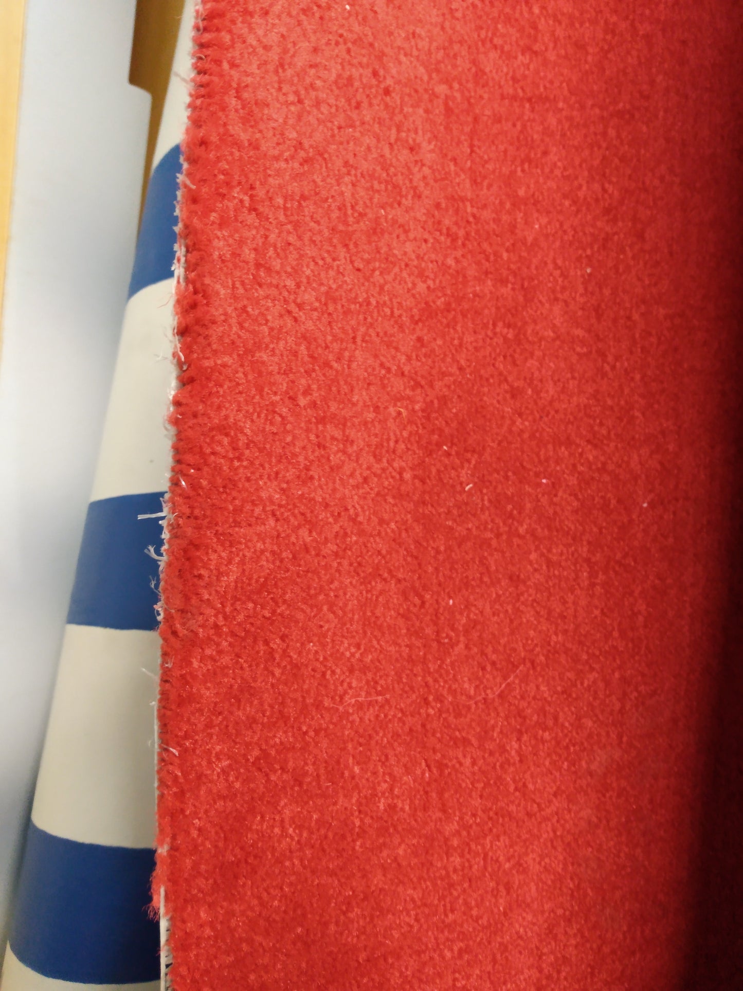 Moquette rouge à poils courts