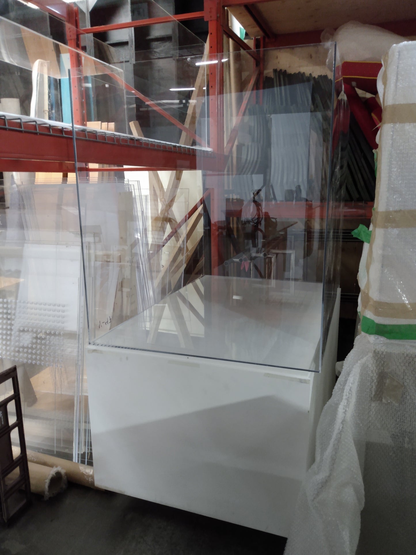 Socle d'exposition et sa cloche en plexiglass