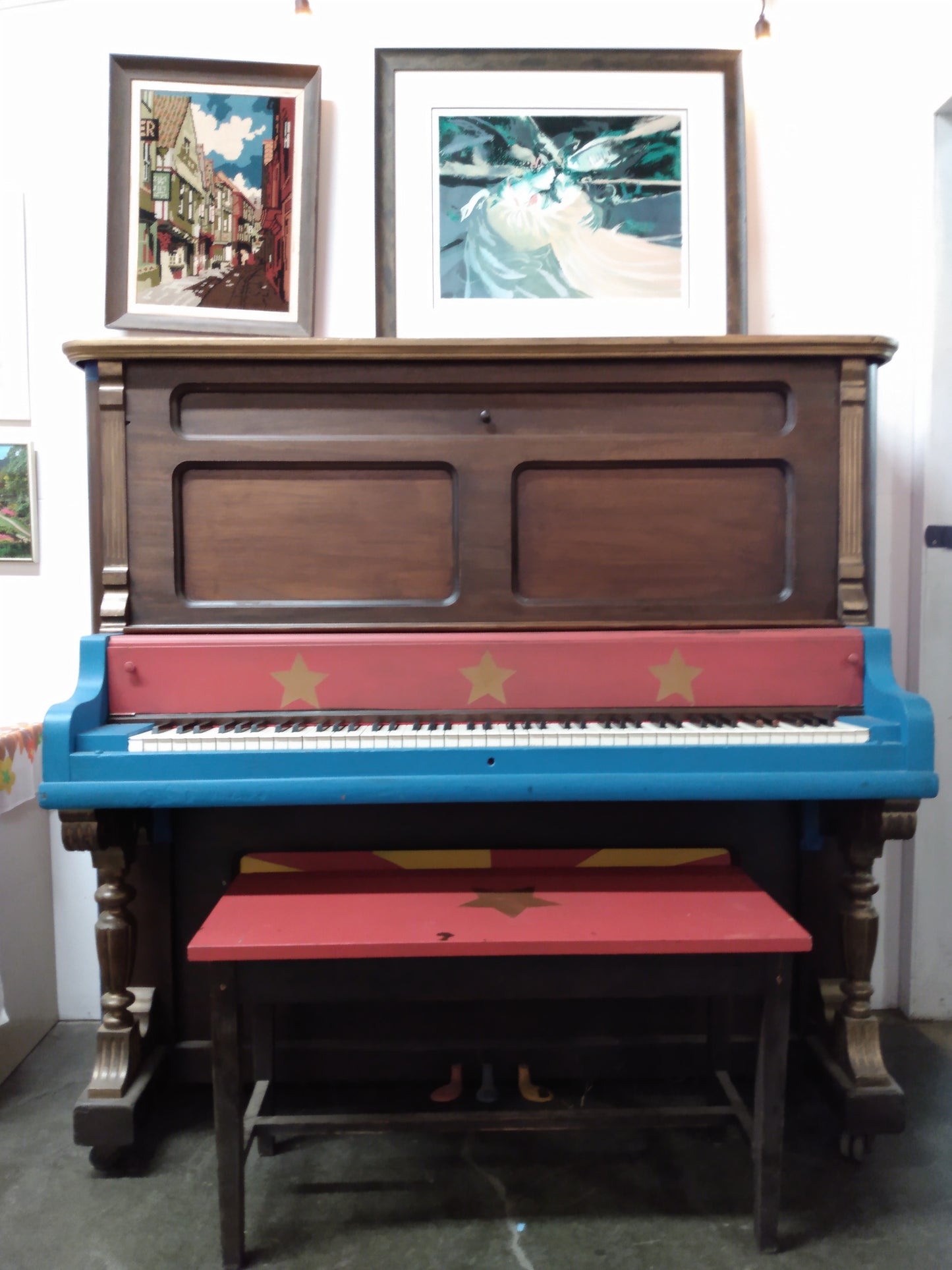 Piano droit peint