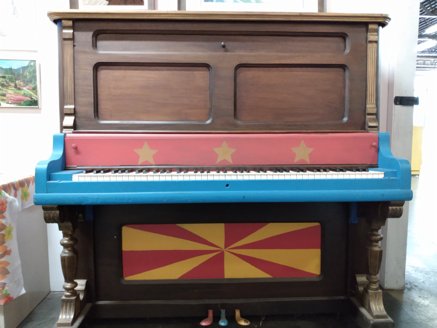Piano droit peint