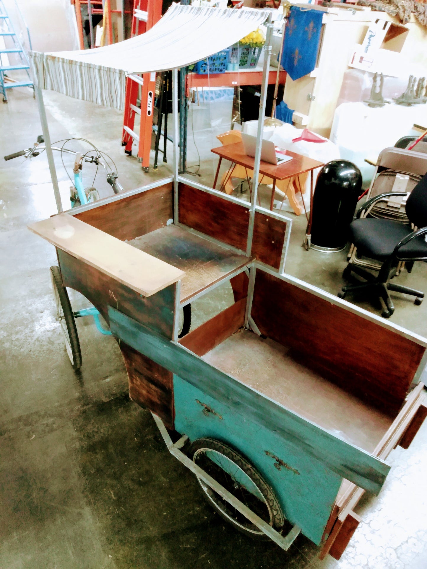 Tricycle et chariot adapté