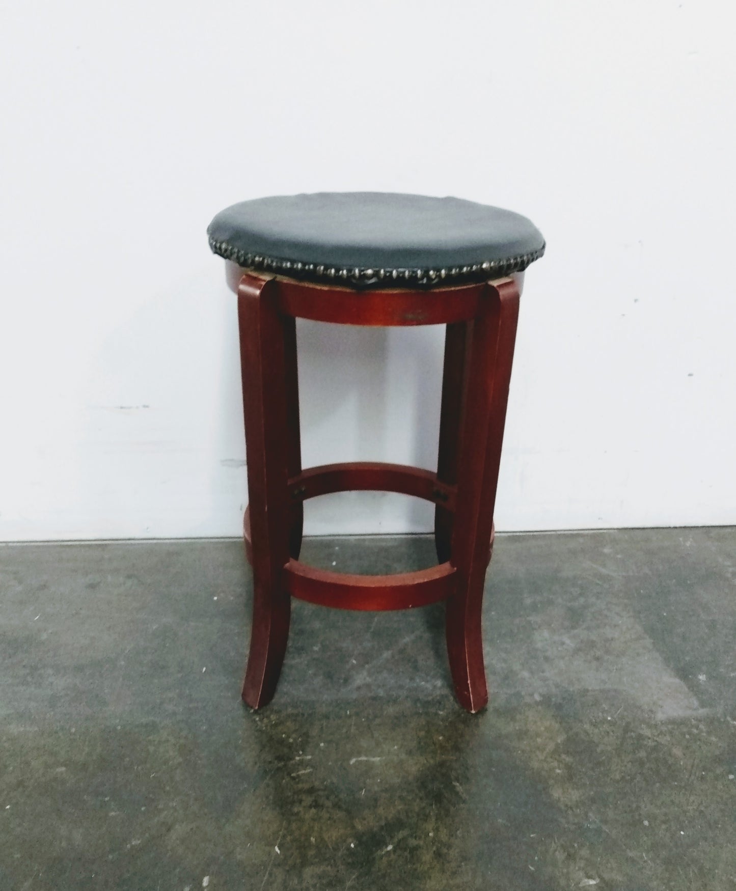 Tabouret pivotant en bois