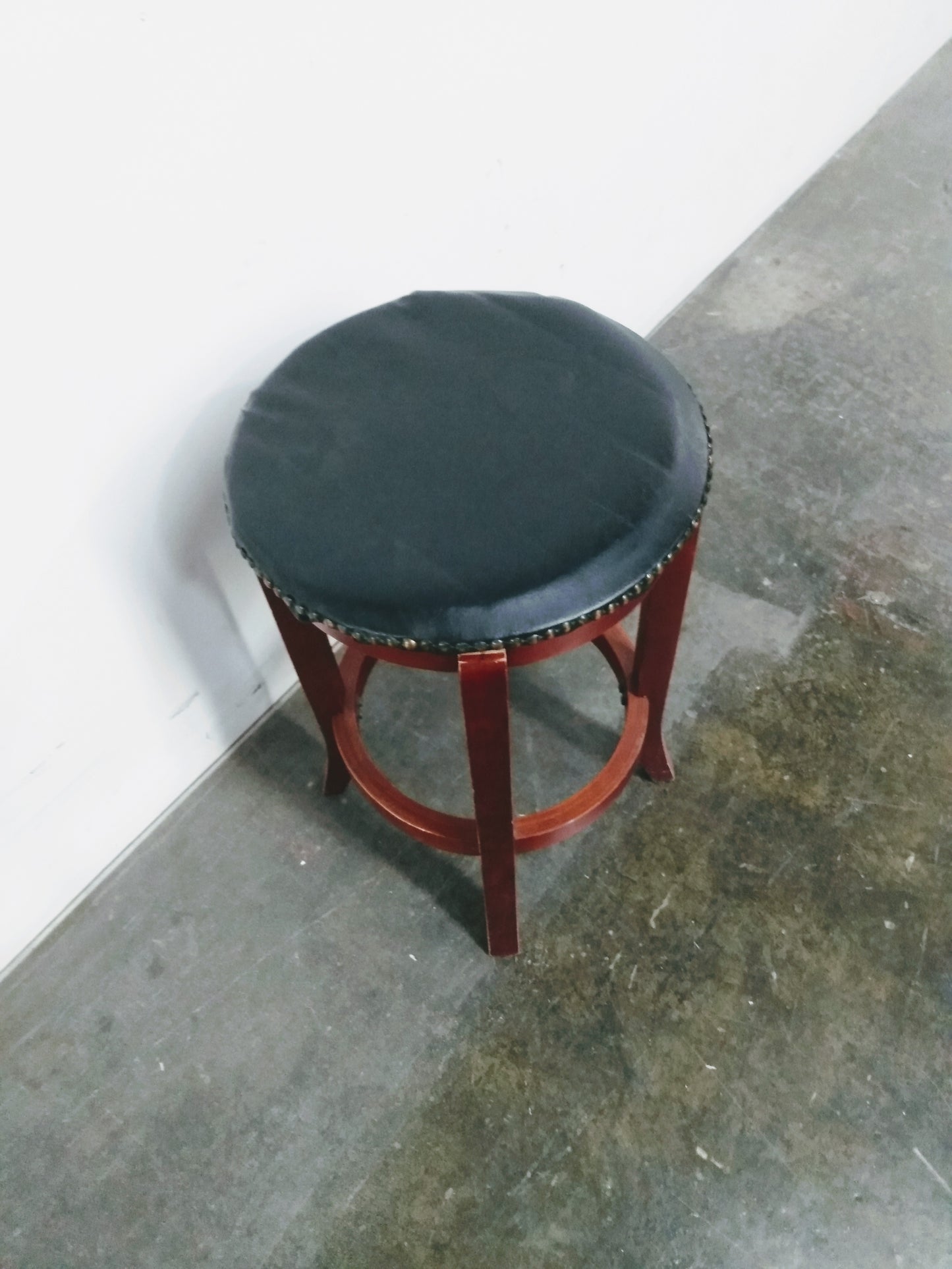 Tabouret pivotant en bois