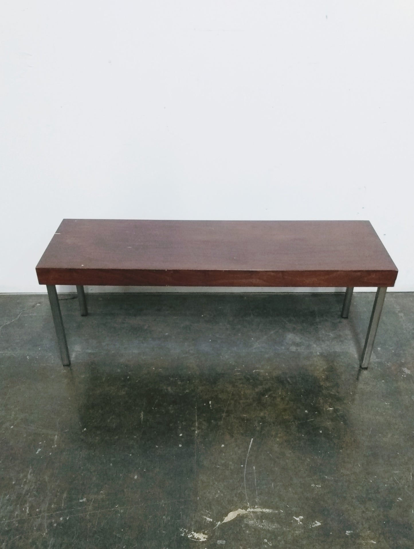 Banc en bois aux pattes d'acier