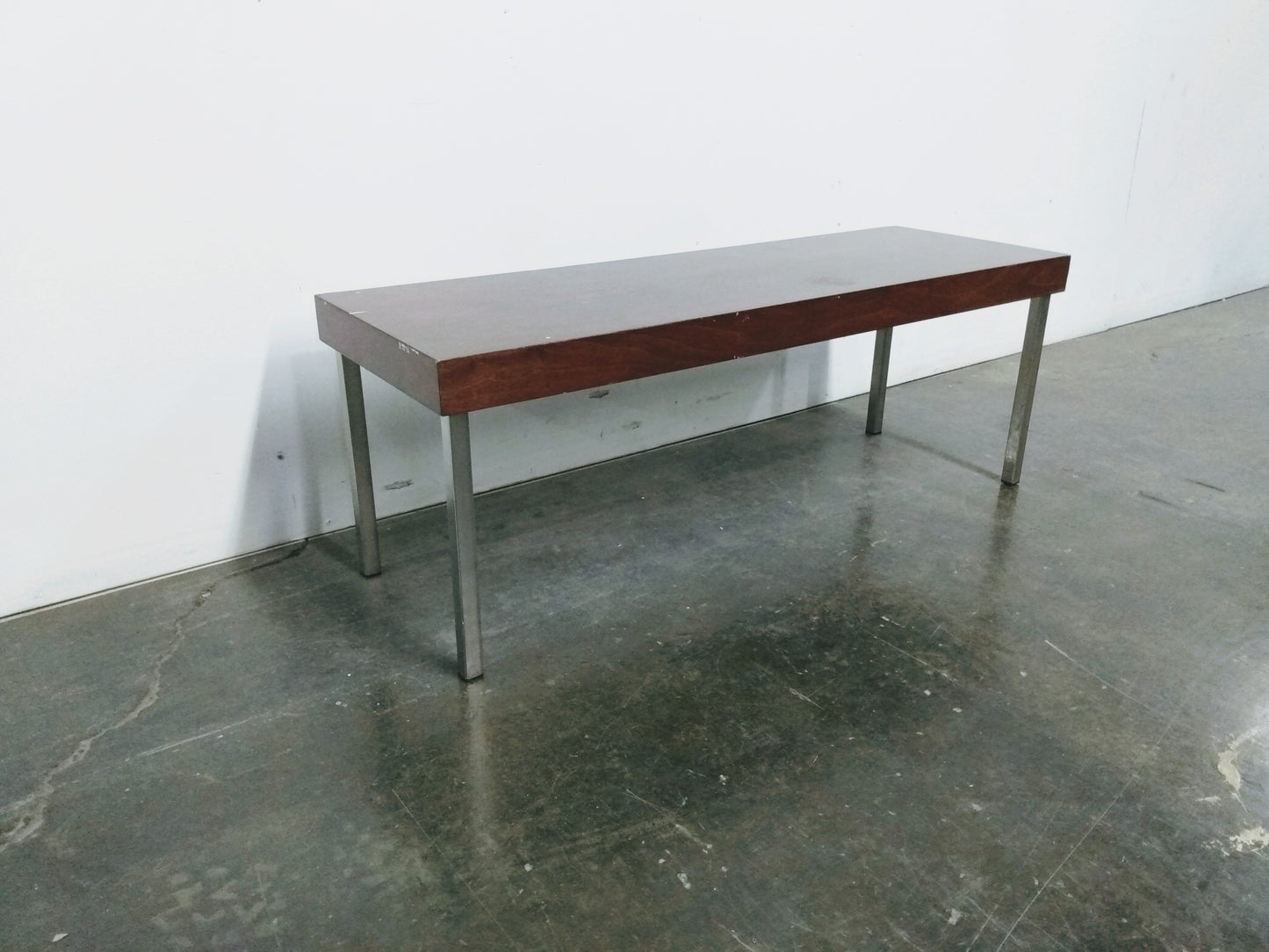 Banc en bois aux pattes d'acier