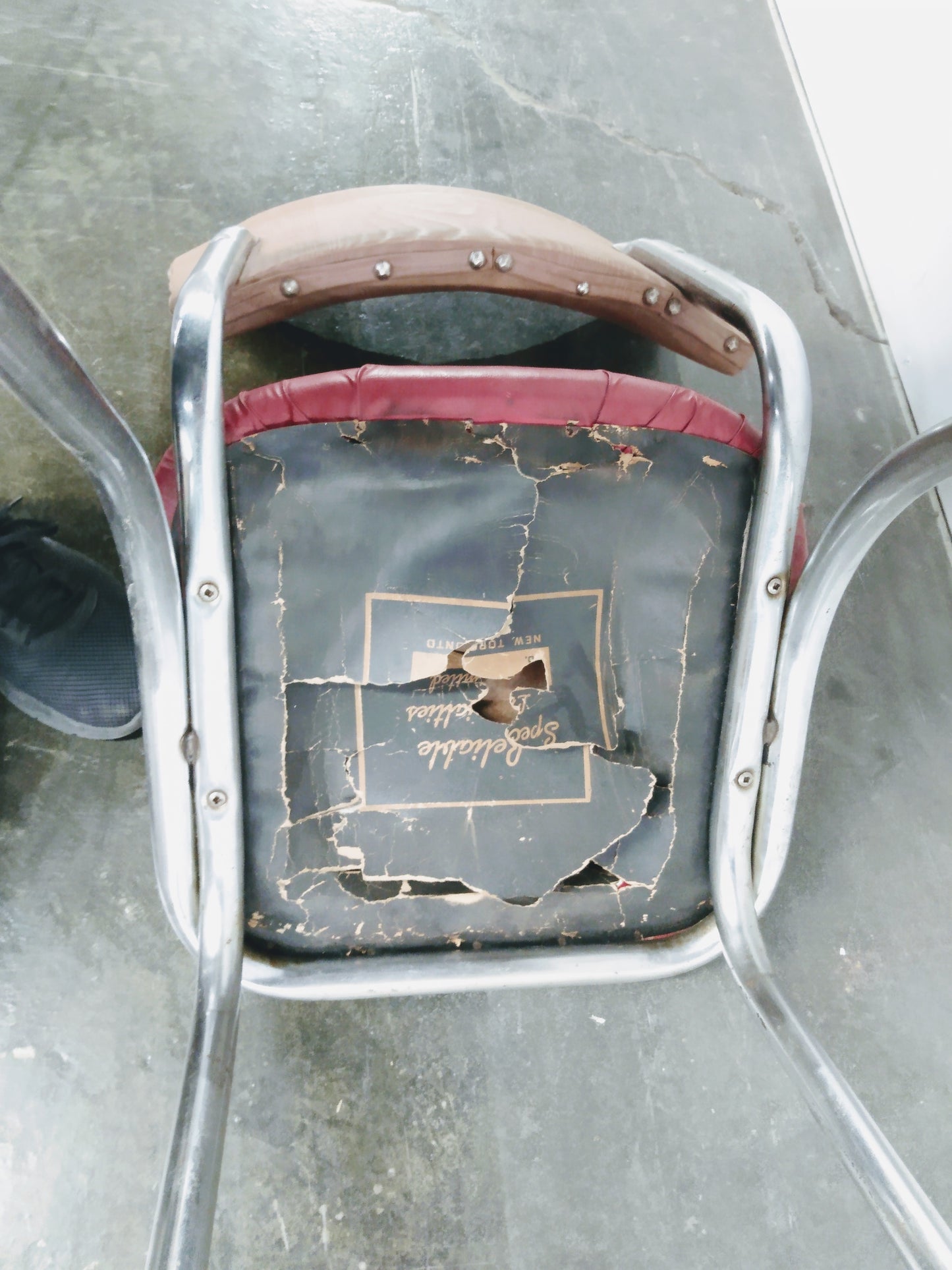 Chaise de cuisine retro - rouge et marron