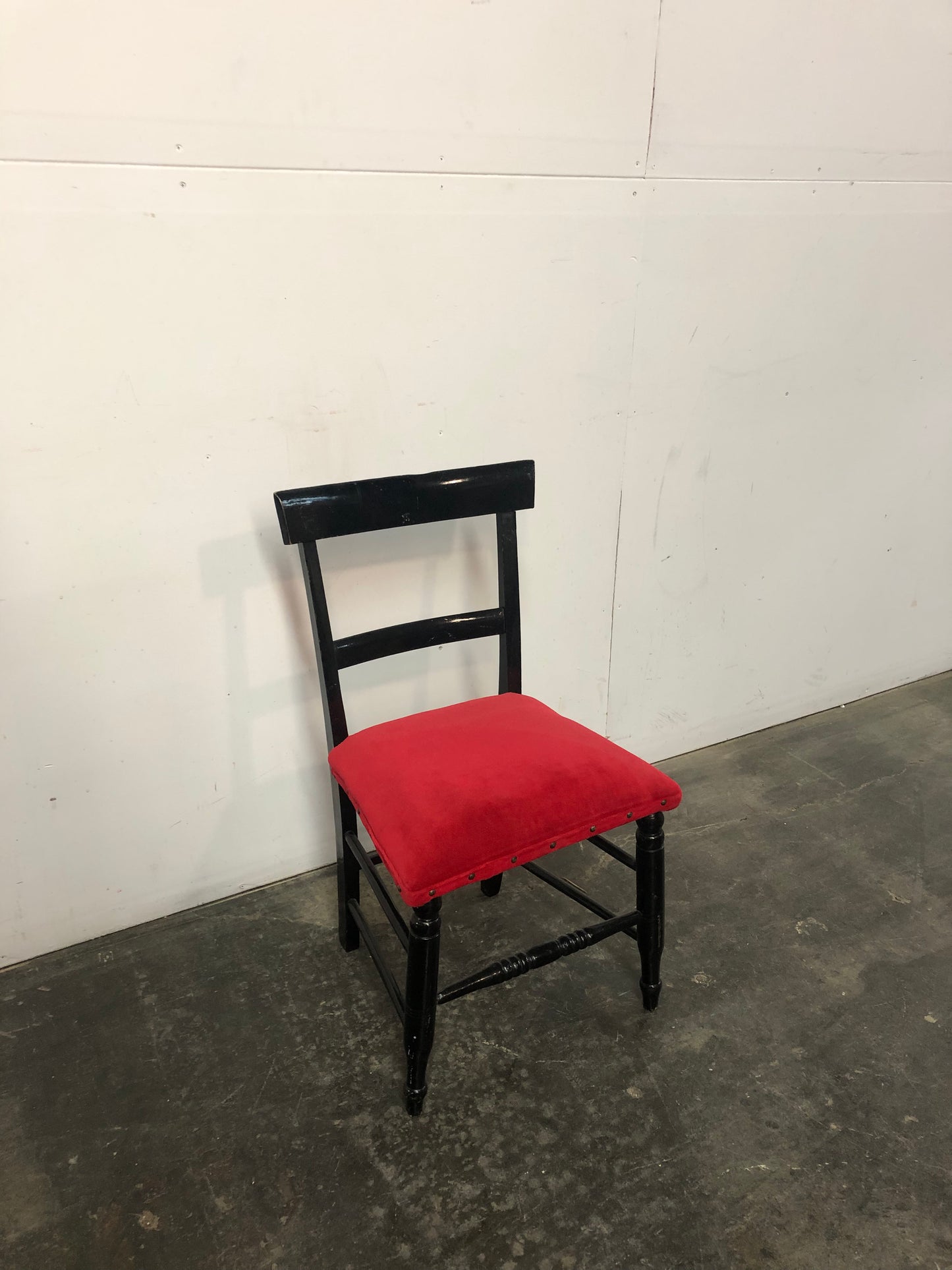Chaise en bois peint avec assise rouge