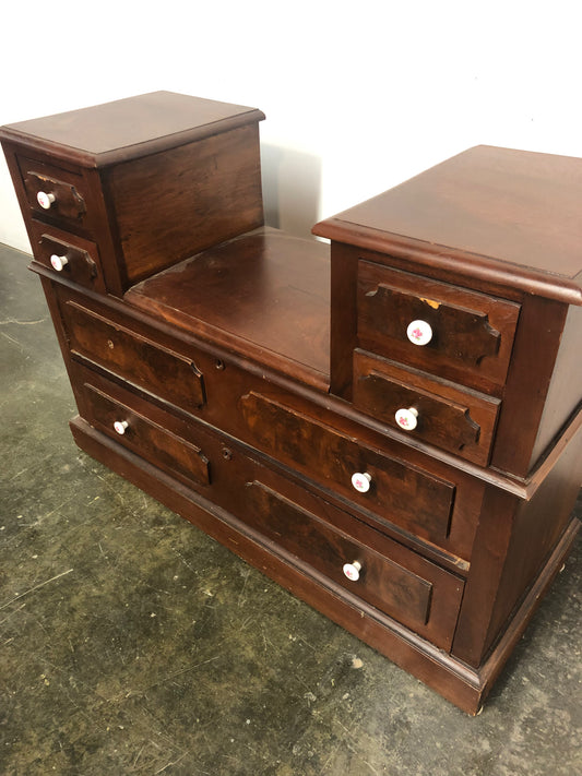 Commode antique en bois massif