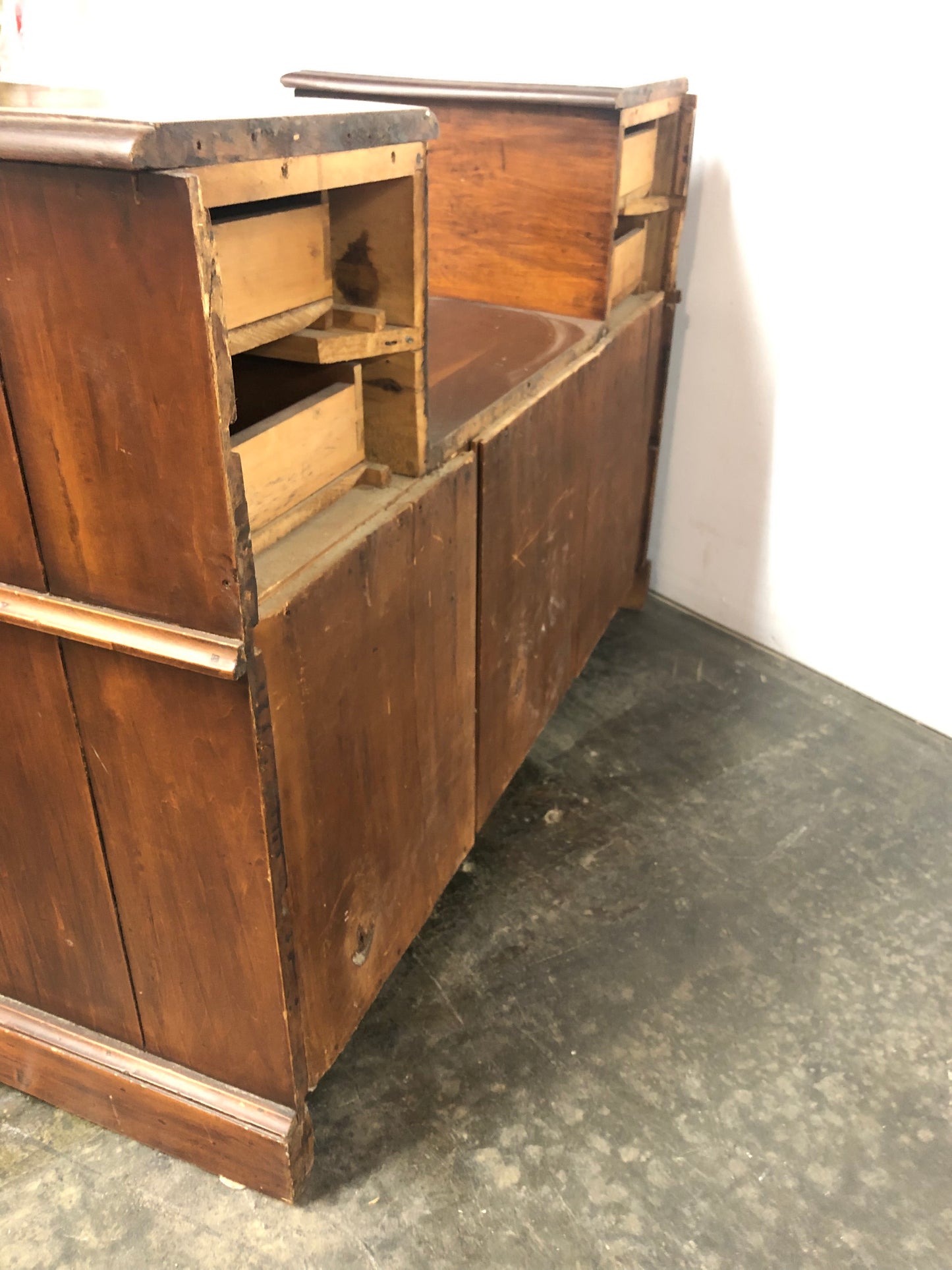 Commode antique en bois massif