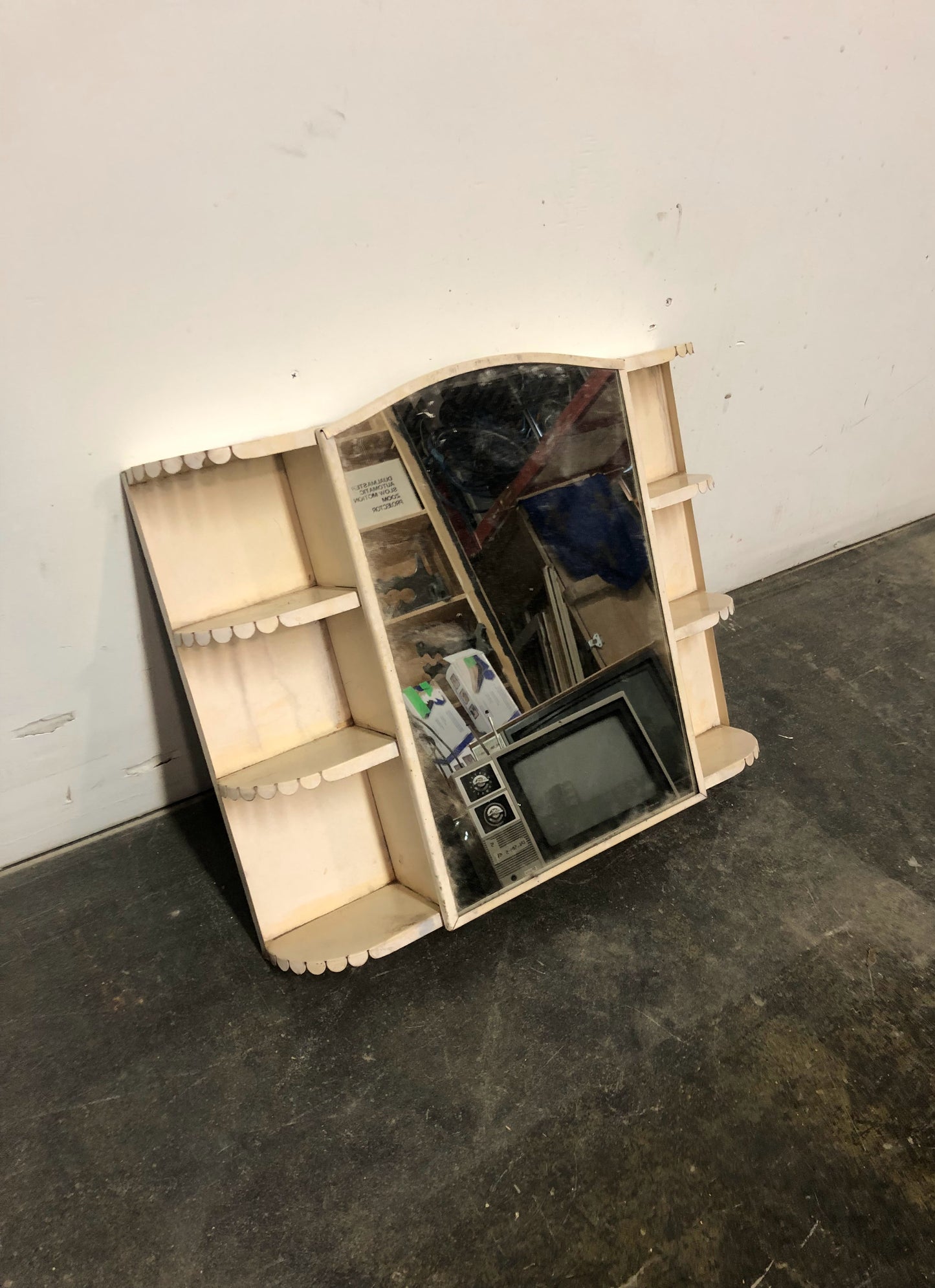 Pharmacie en métal avec miroir