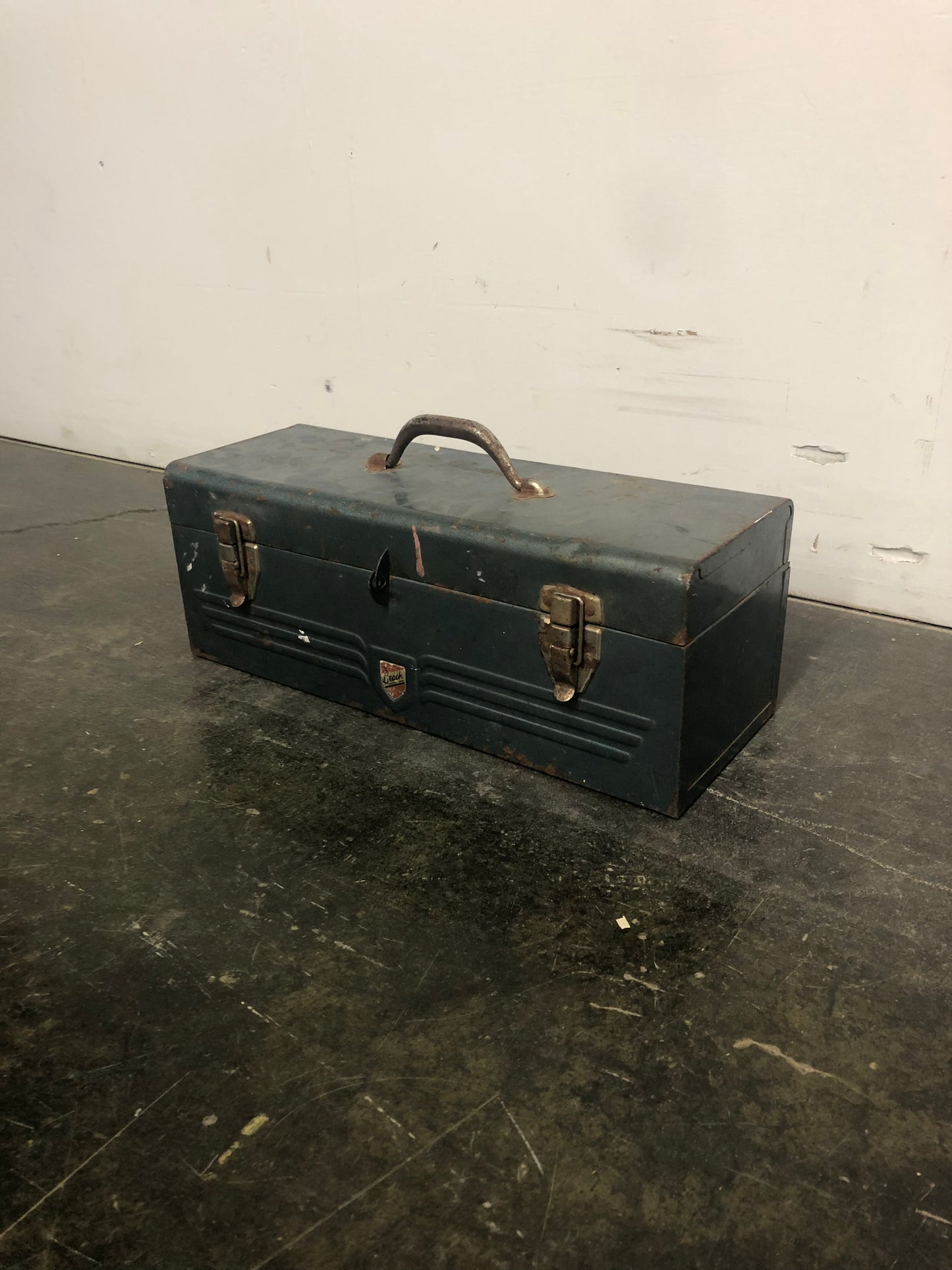 Boîte à outils en métal bleu argenté