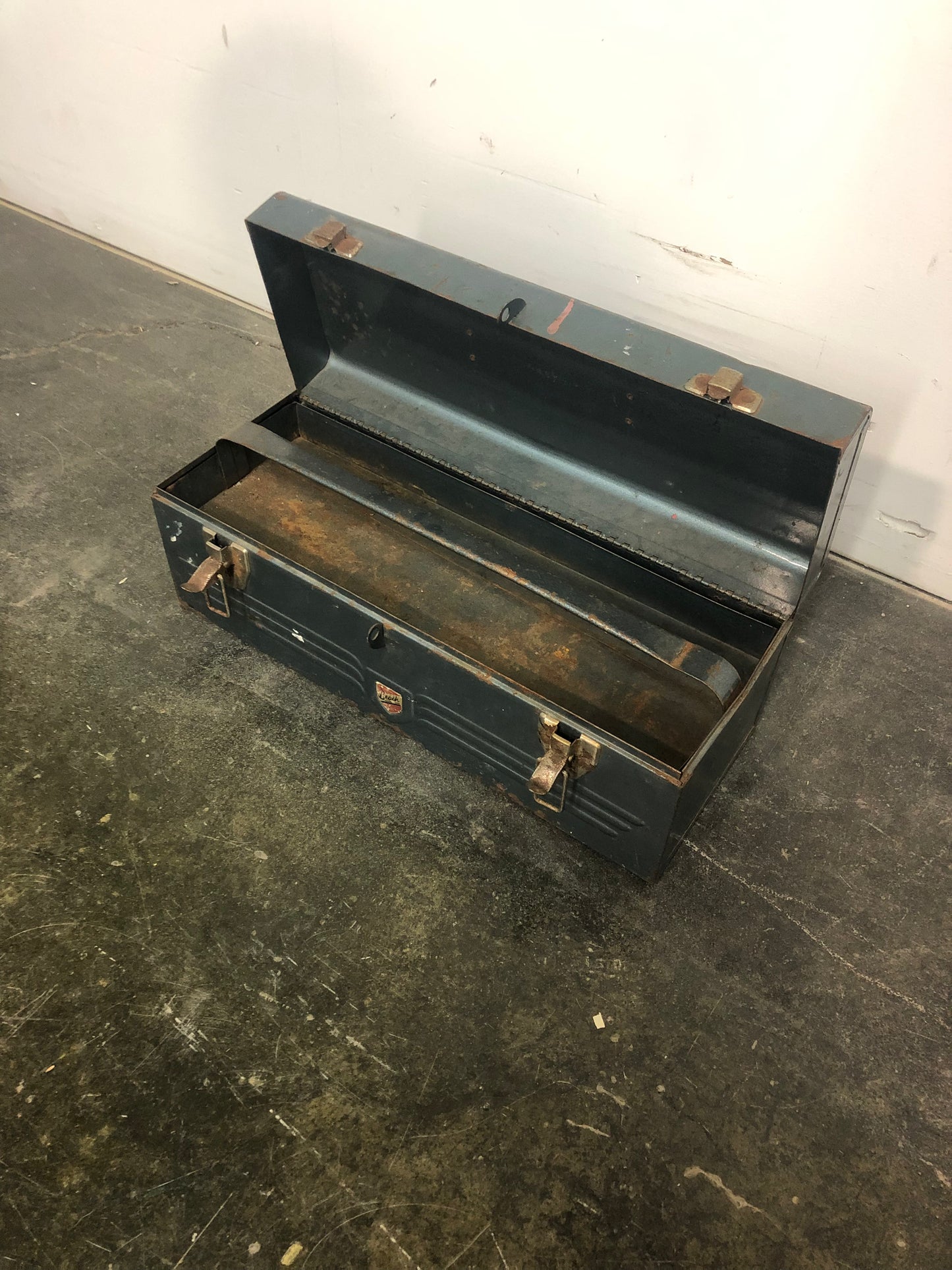 Boîte à outils en métal bleu argenté