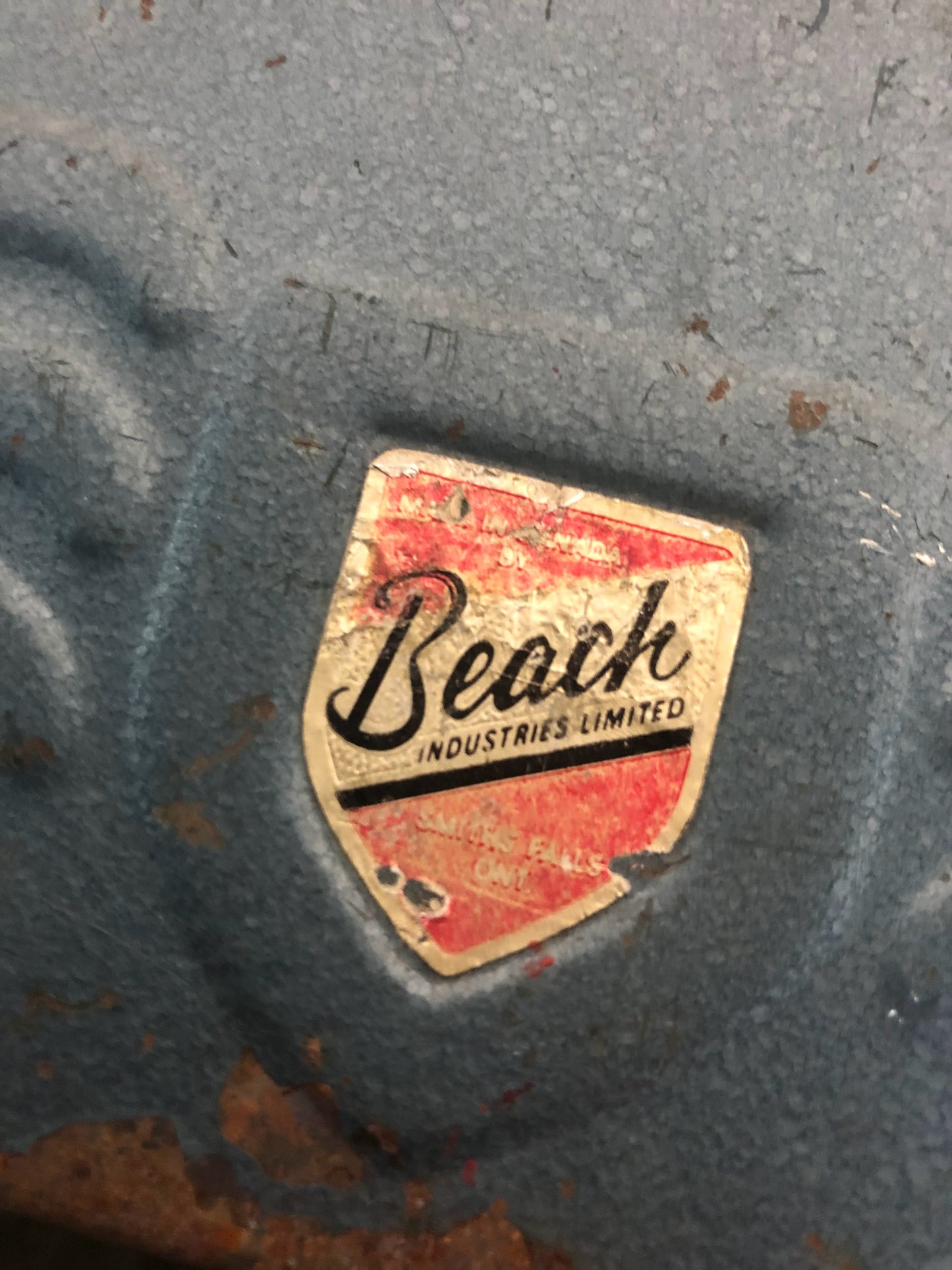 Boîte à outils en métal bleu argenté