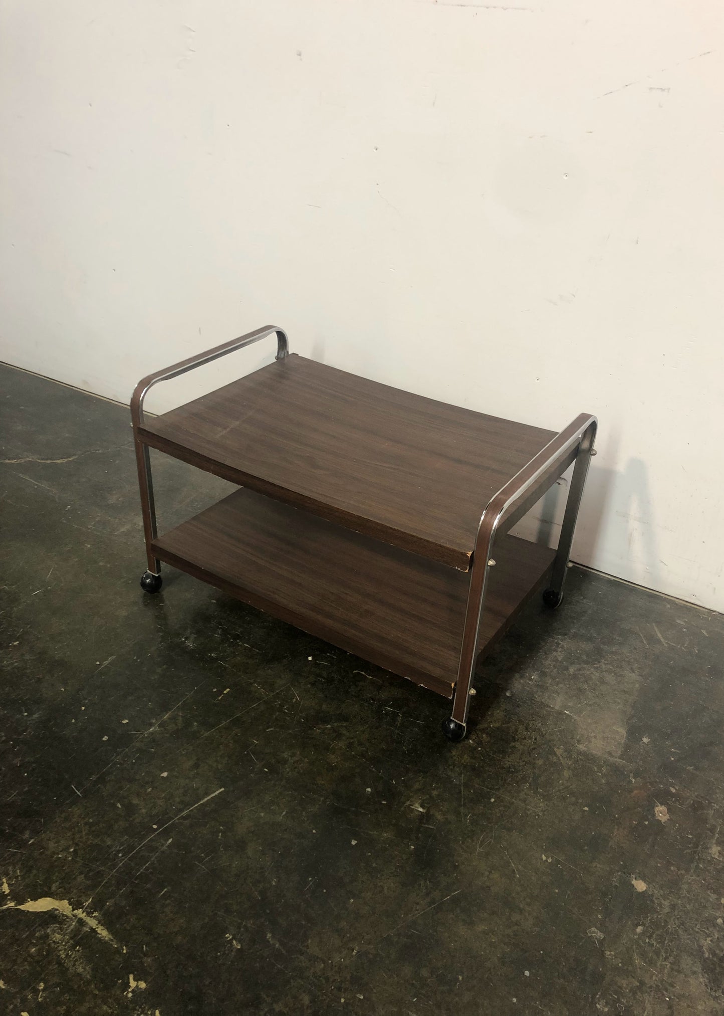 Table basse sur roulettes en mélamine