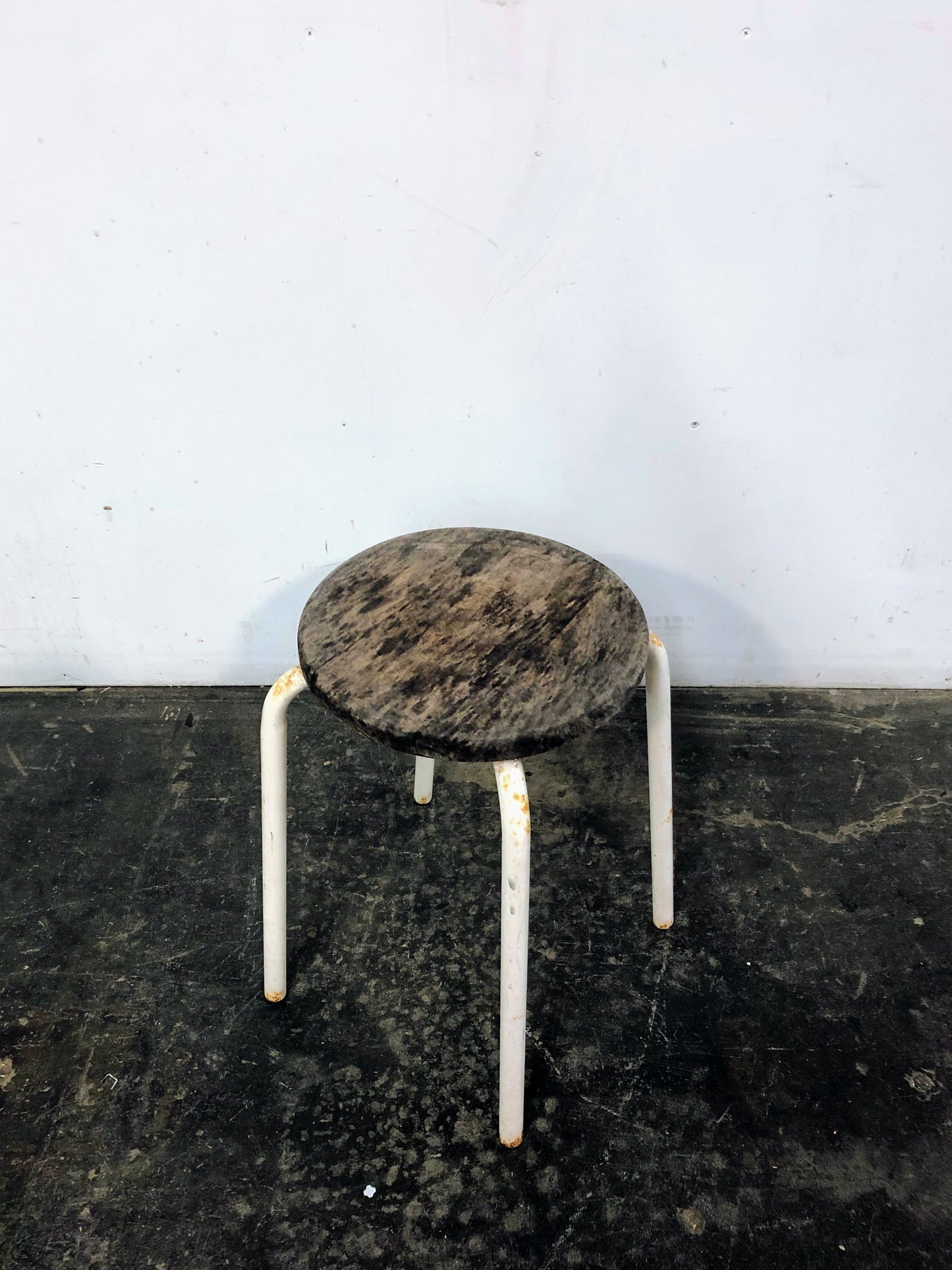 Petit tabouret en bois et en métal