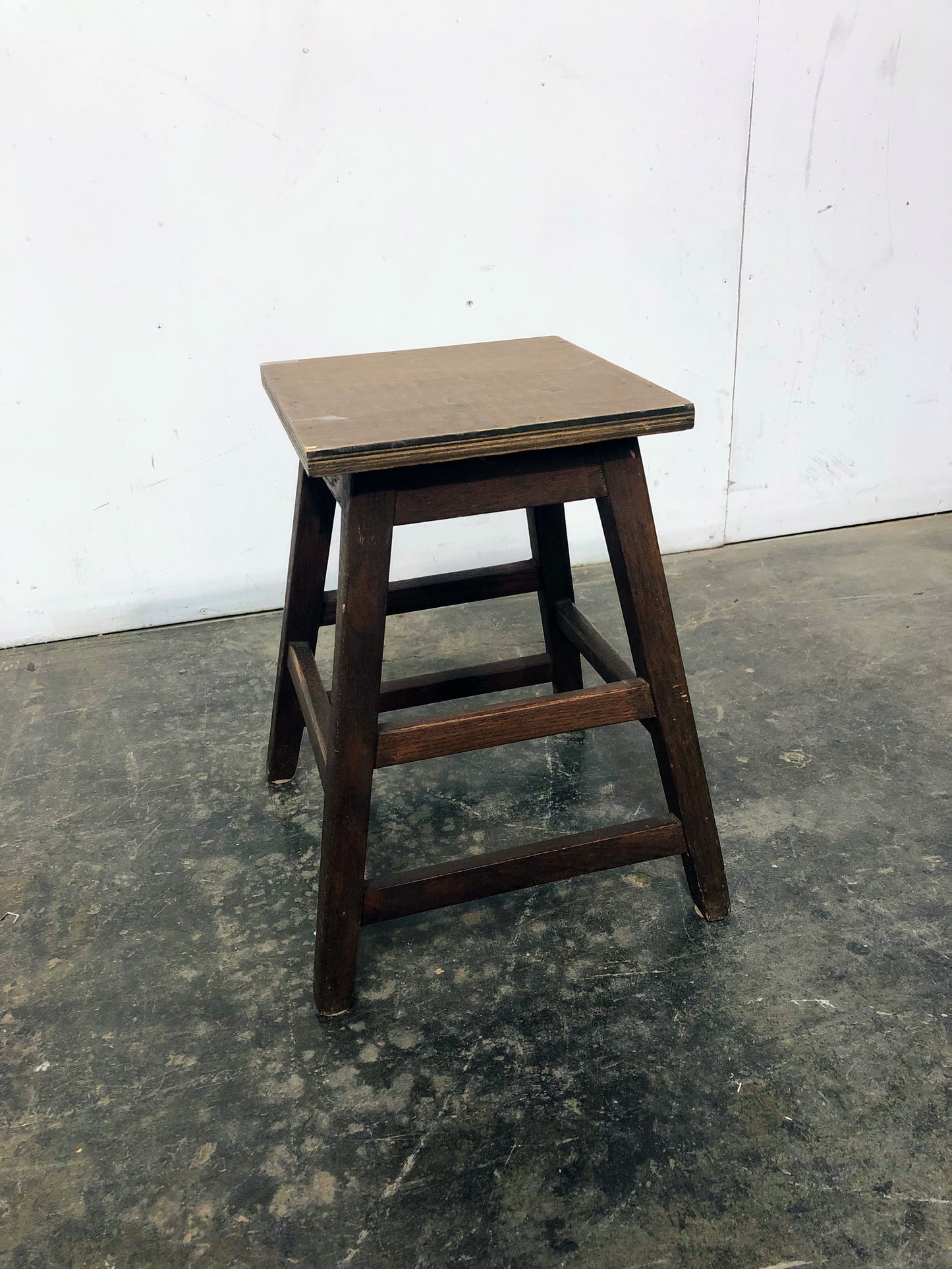 Petit banc carré en bois