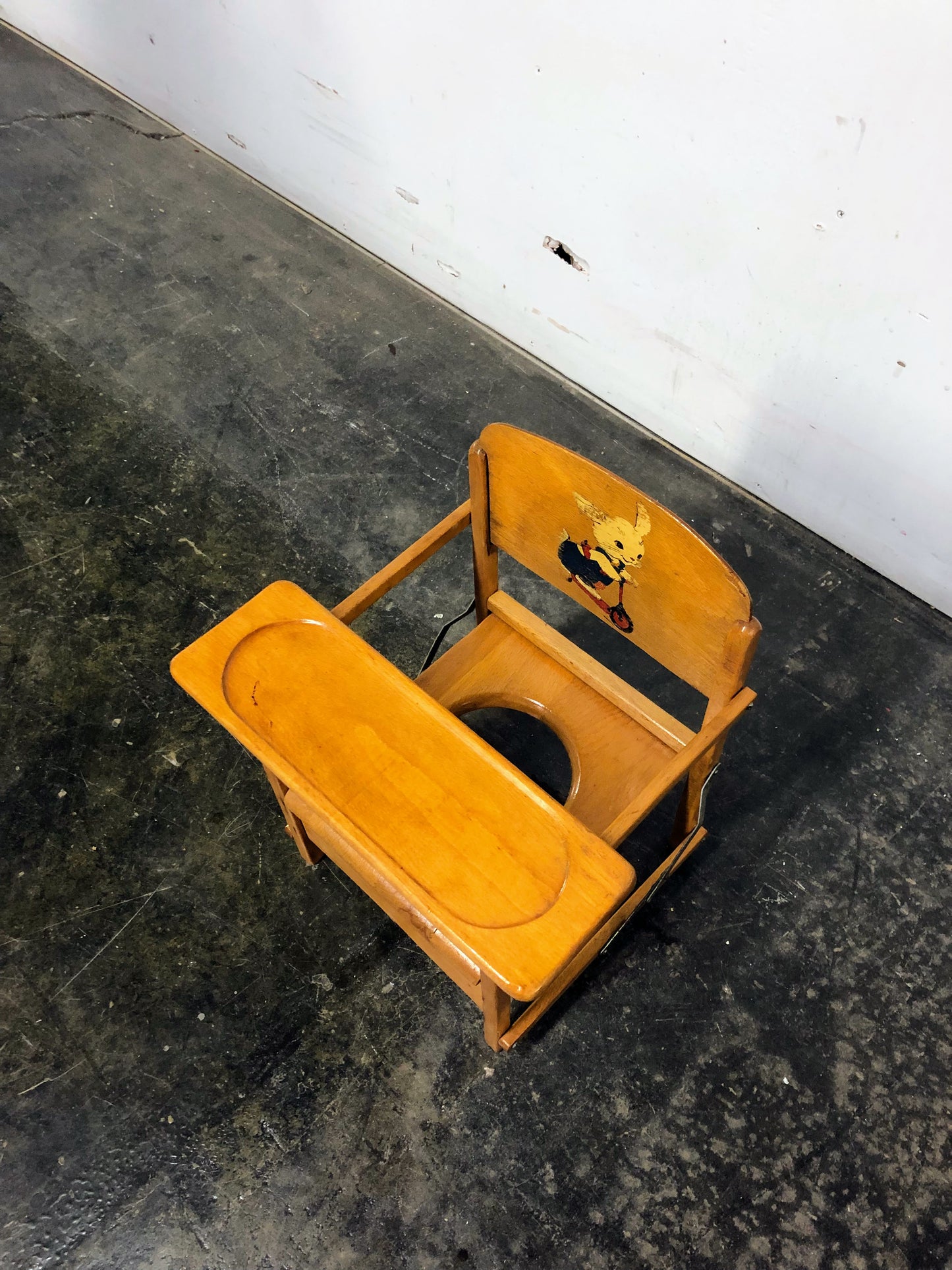 Chaise en bois pour bambin.e