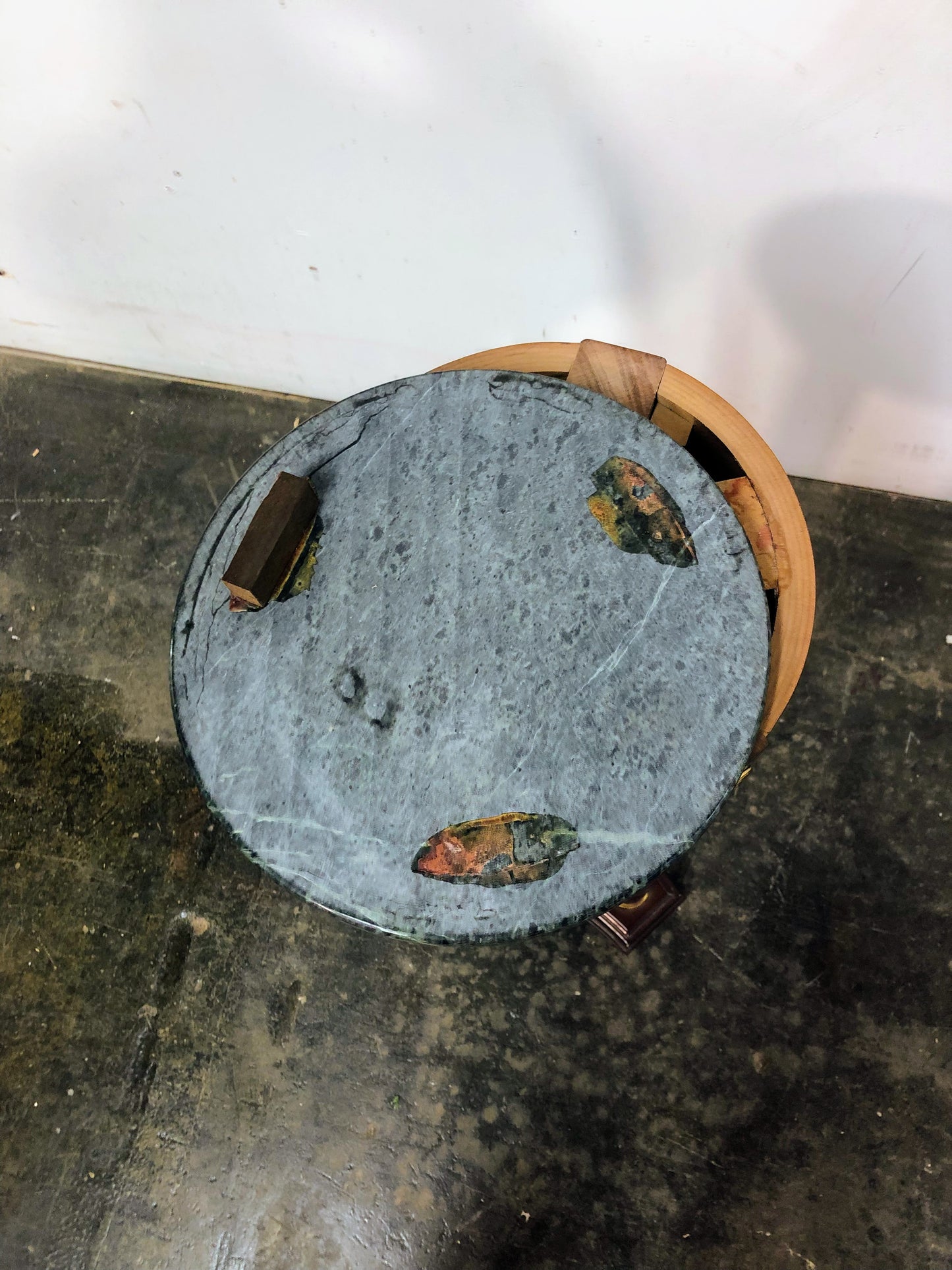 Table haute en bois et en granite