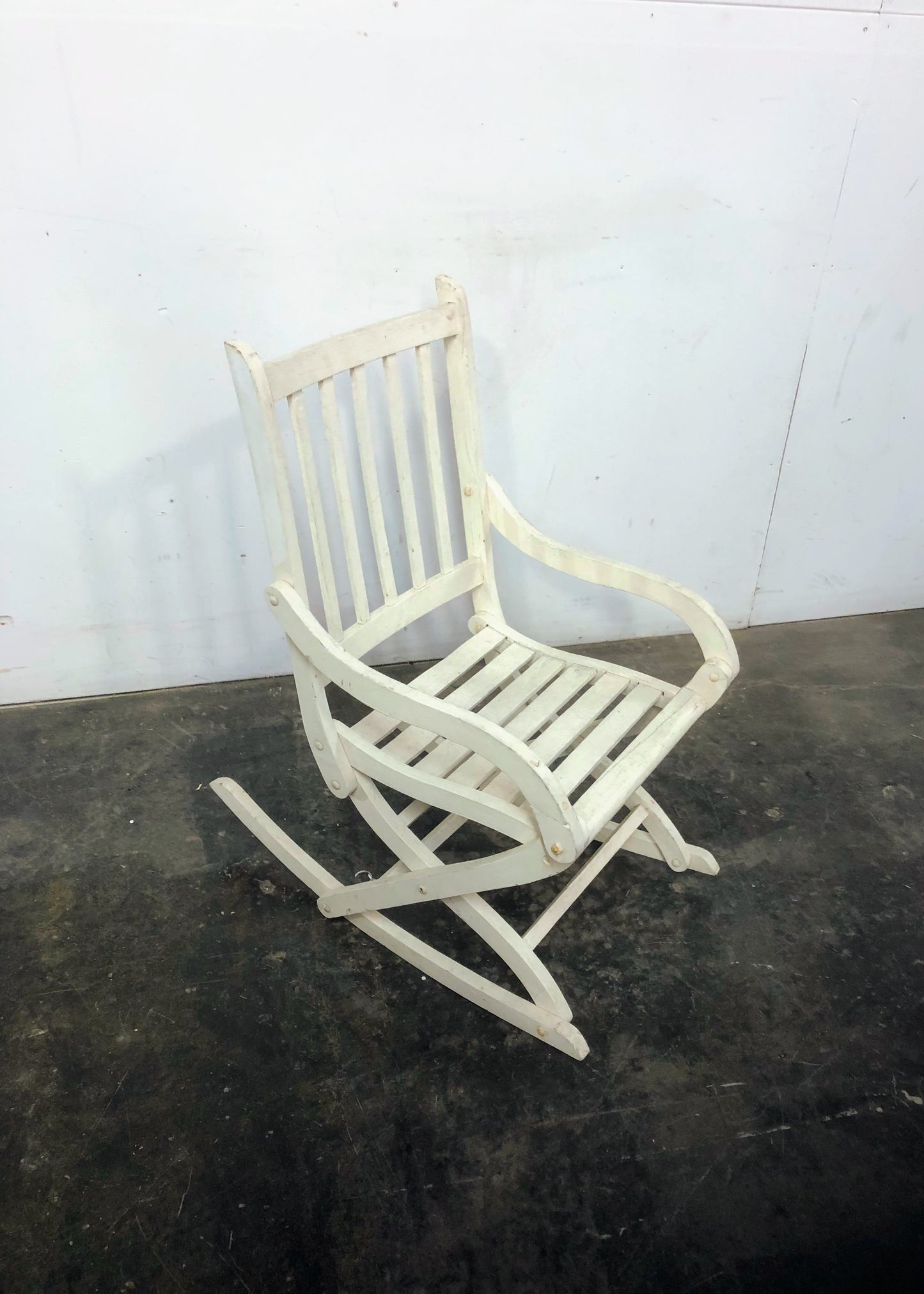 Petite chaise berçante blanche