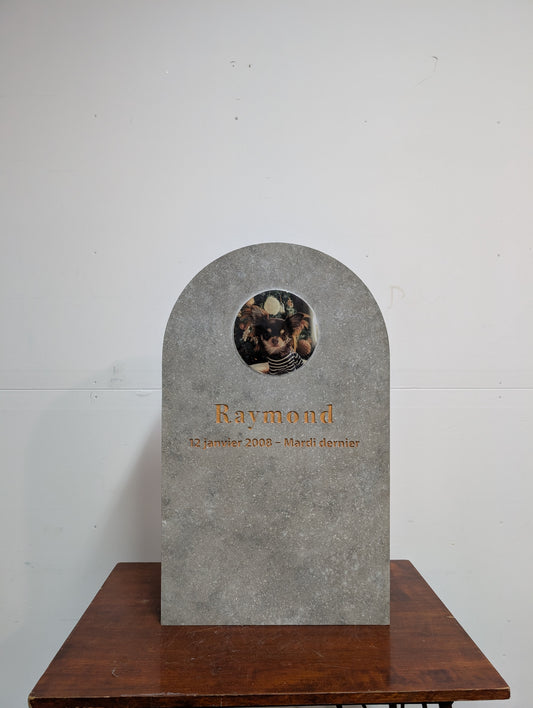 Fausse pierre tombale