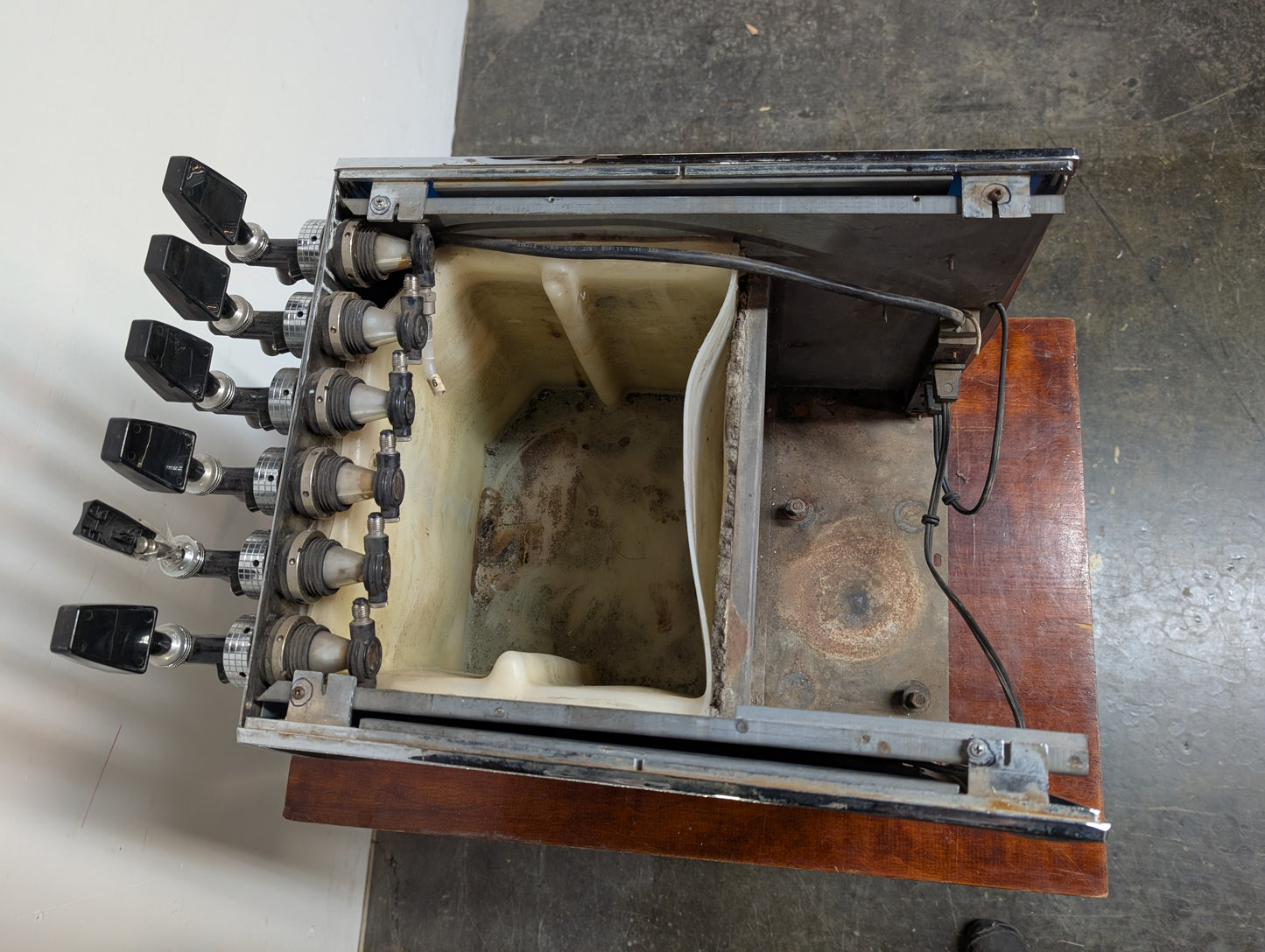 Distributeur de liqueurs en fontaine non fonctionnel