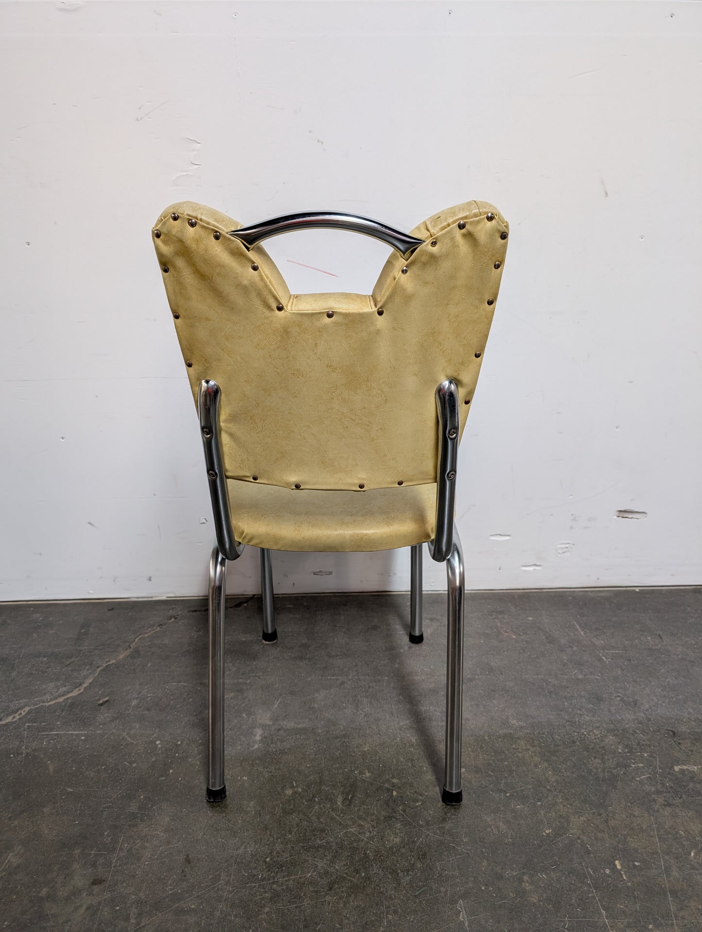 Chaise rétro jaune