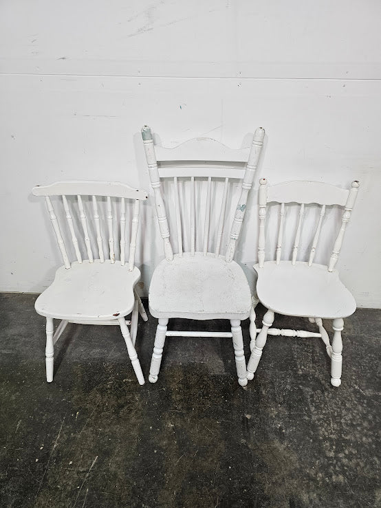 Chaises blanches en bois