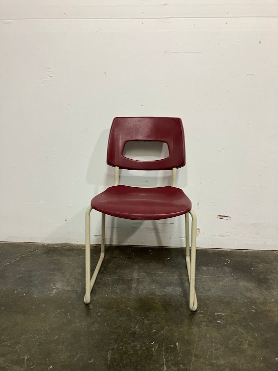 Chaise empilable rouge