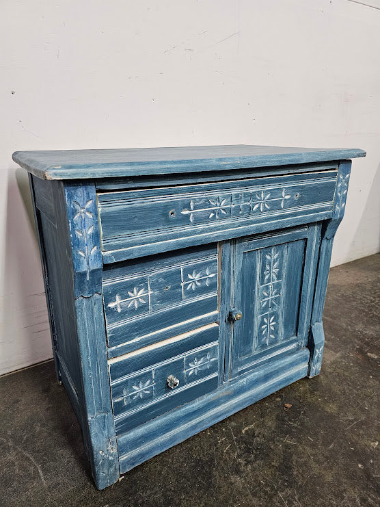 Petite commode en bois