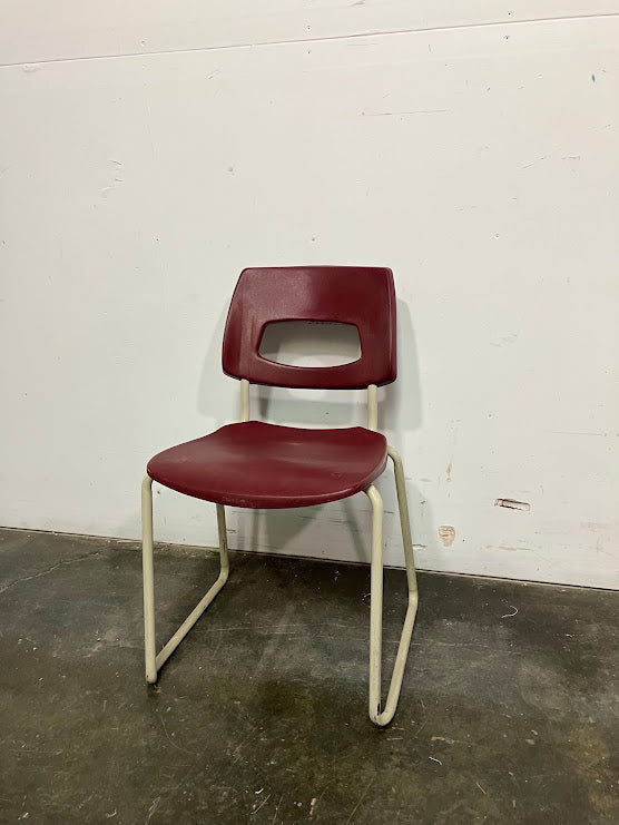 Chaise empilable rouge
