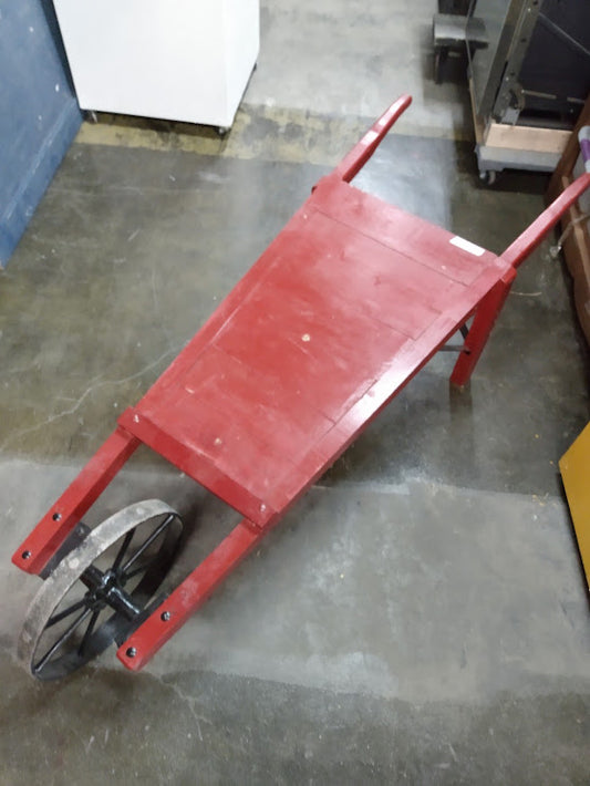 Brouette en bois rouge