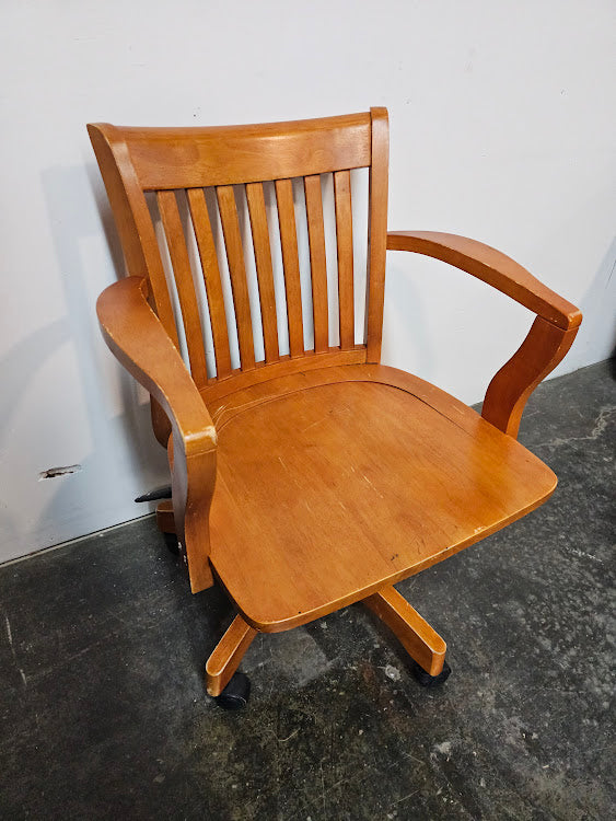 Chaise capitaine en bois sur roulettes