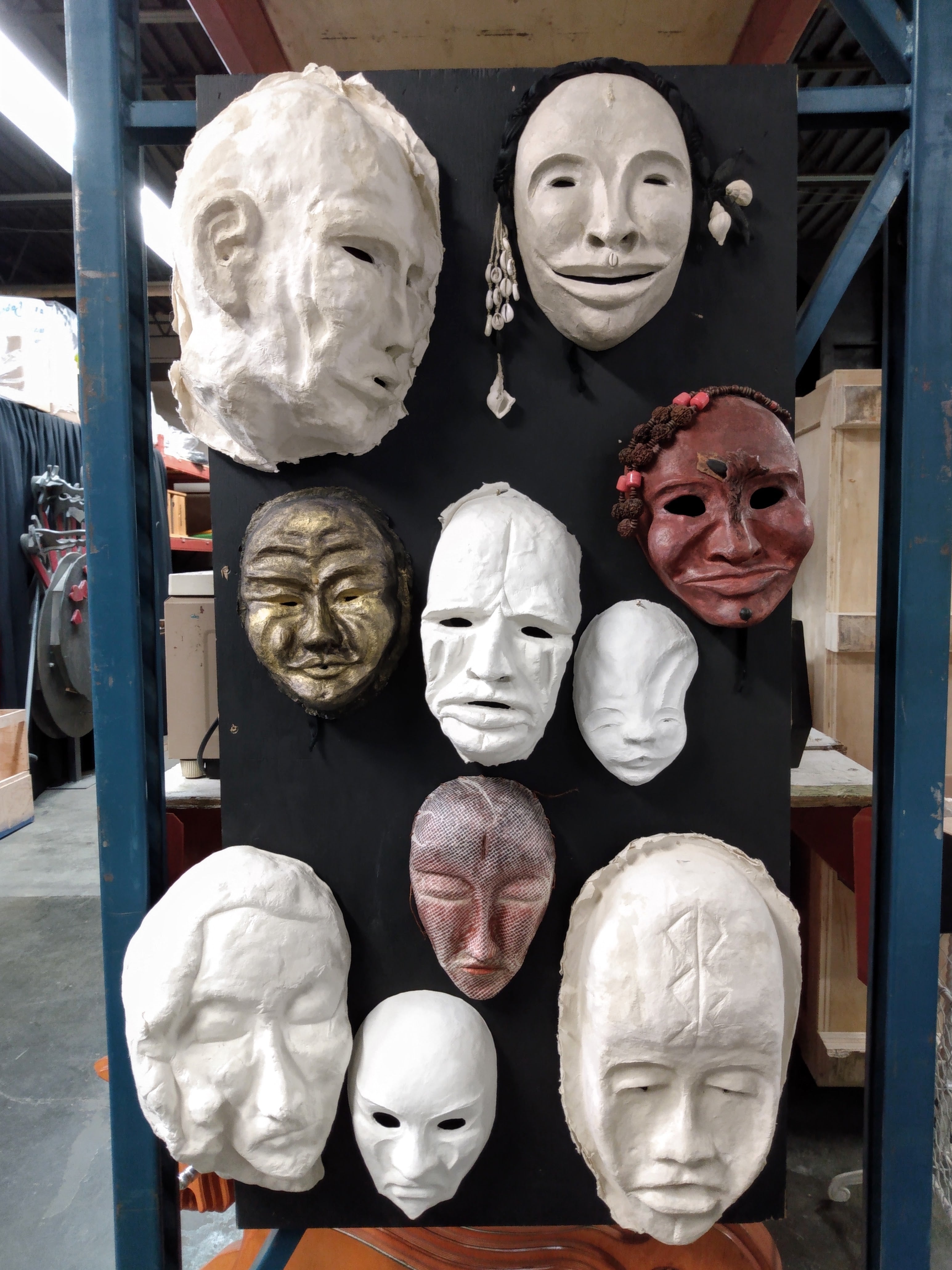 Ensemble de 30 masques de papier-mâché pour la classe
