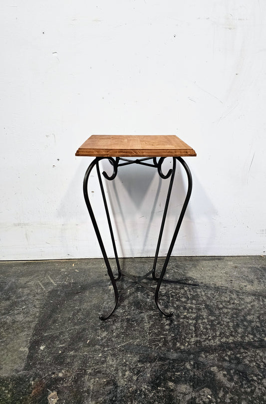 Petite table en fer forgé et en bois