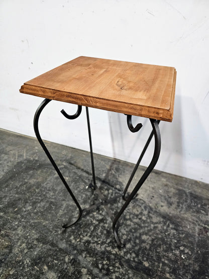 Petite table en fer forgé et en bois