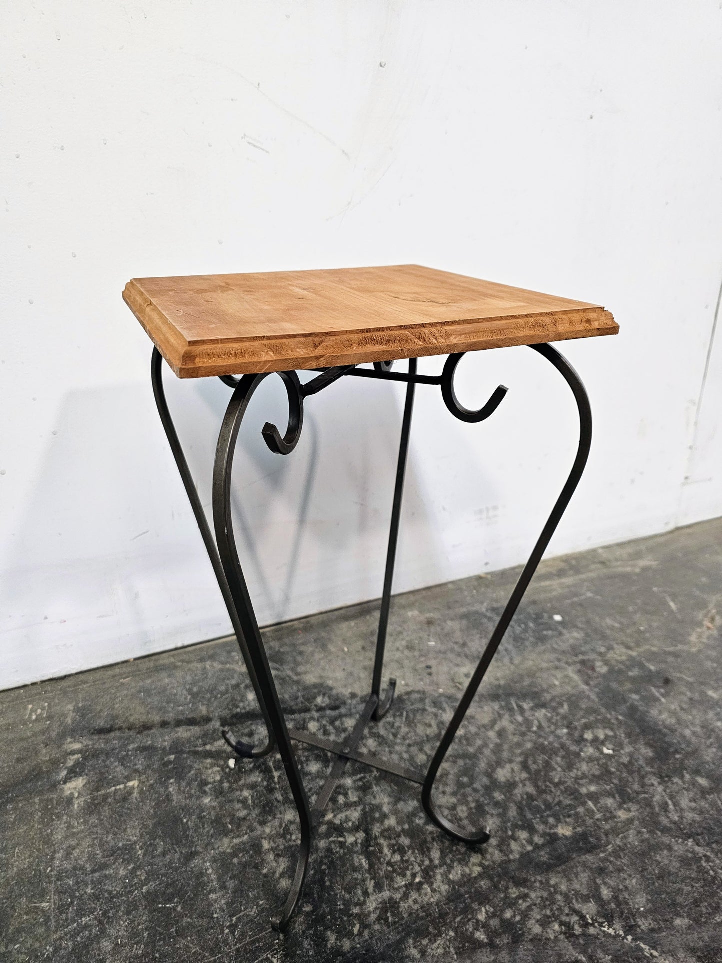 Petite table en fer forgé et en bois