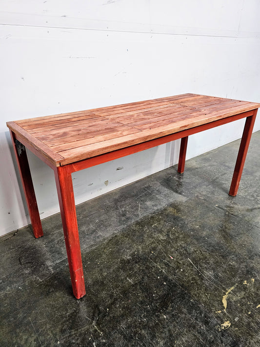 Tables en bois et en métal rouge