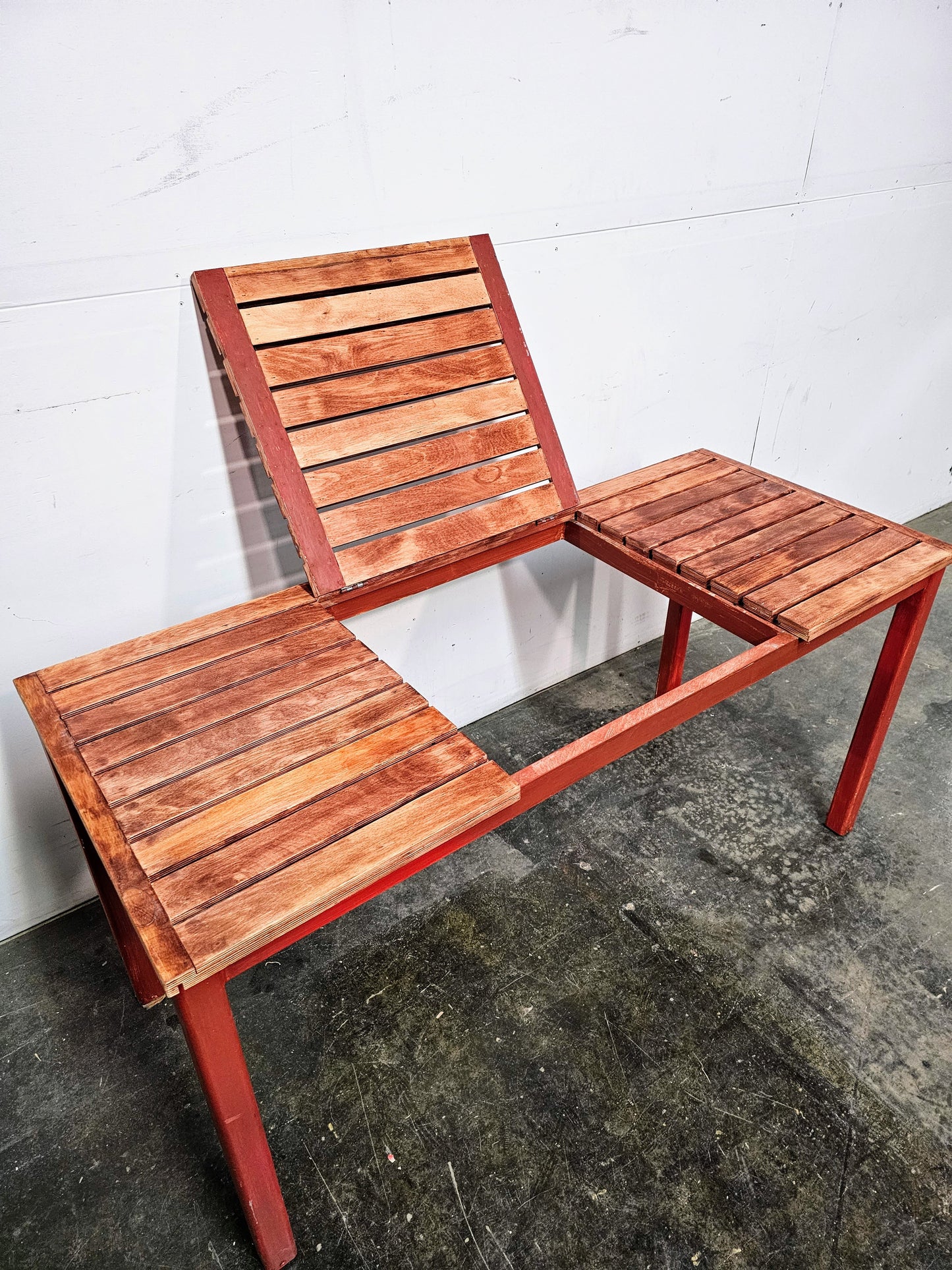 Tables en bois et en métal rouge