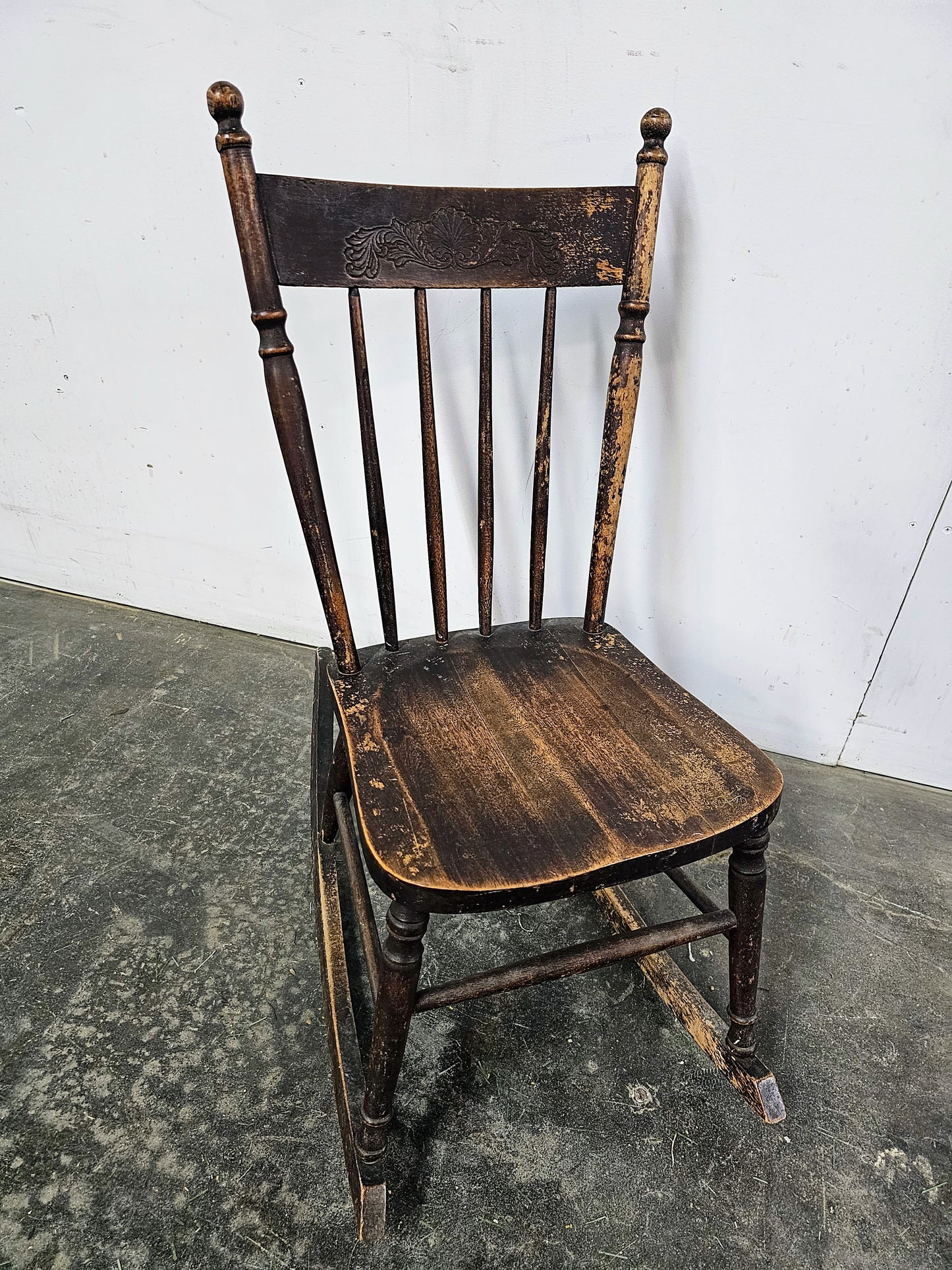 Chaise berçante ancienne en bois