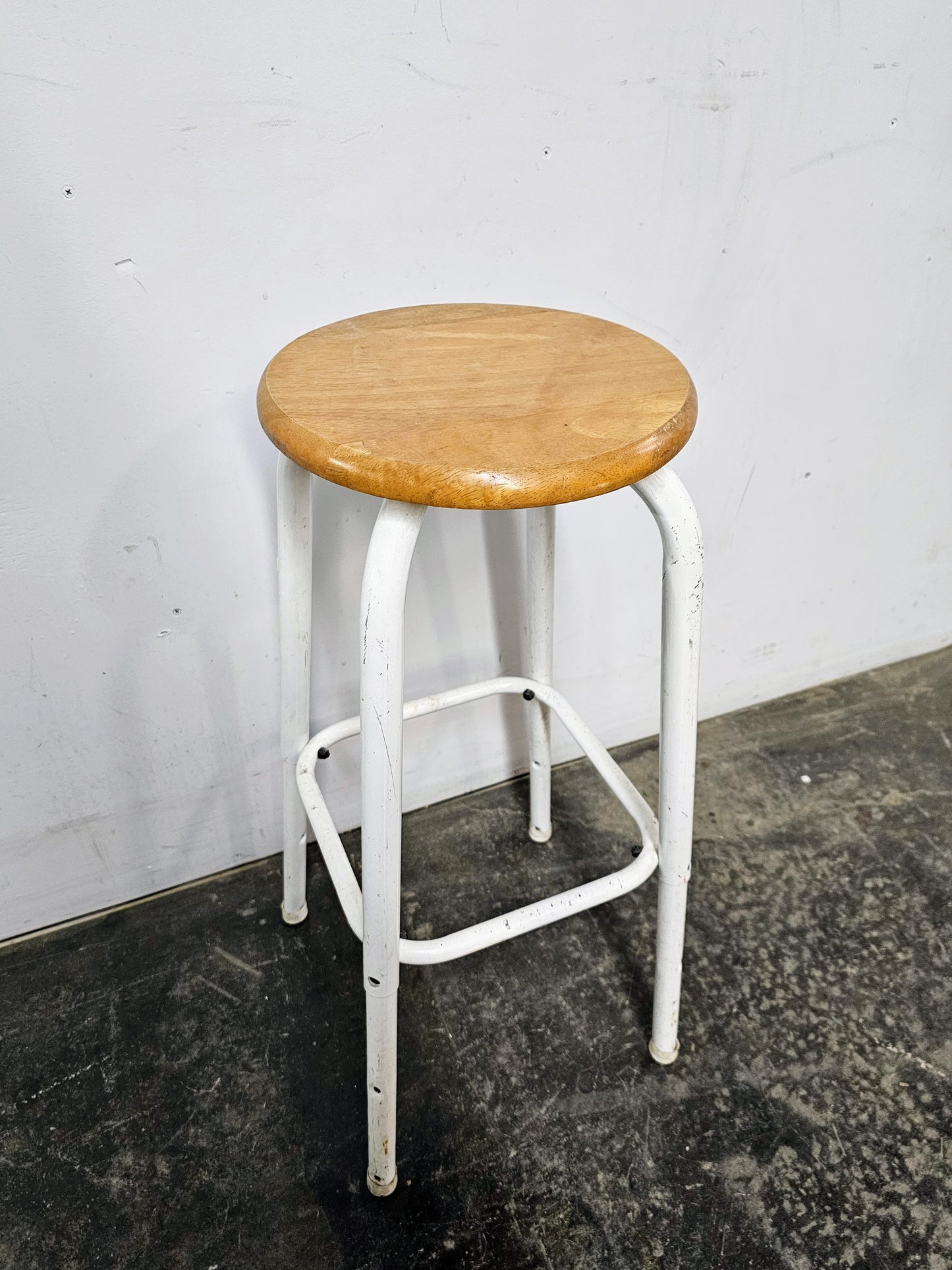 Tabouret en métal et en bois