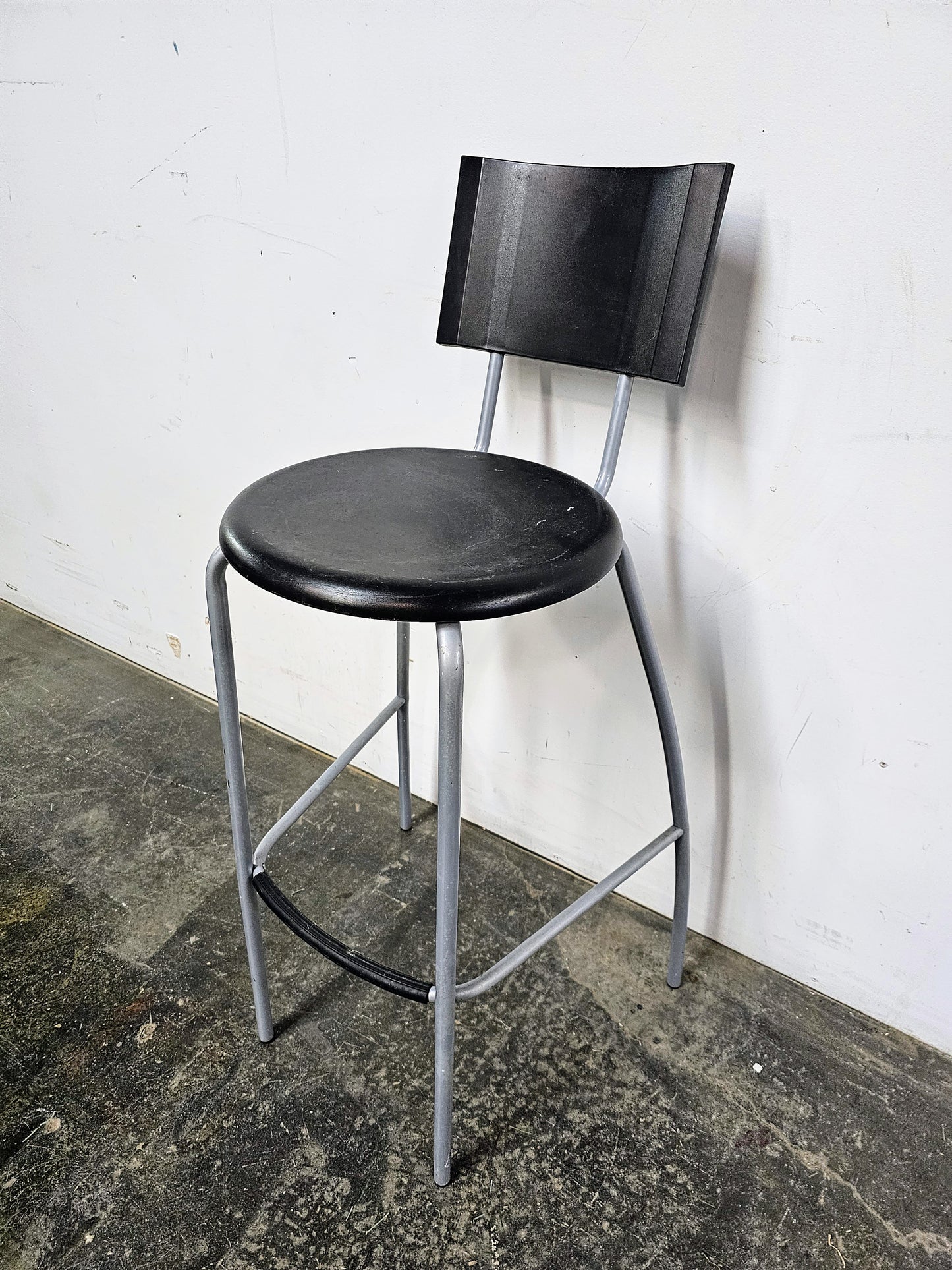 Tabouret noir en plastique