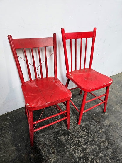 Chaises en bois rouges