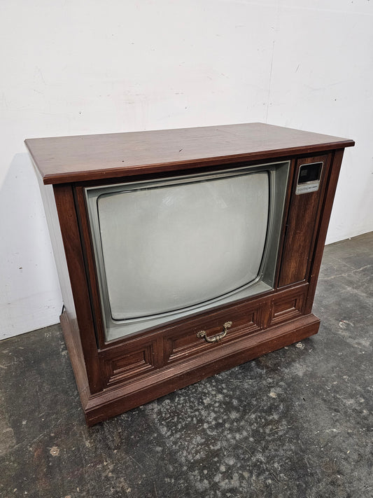 Meuble de télévision vintage sur roulettes