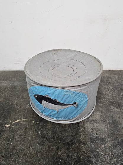 Canne de sardines surdimensionnée en tissu