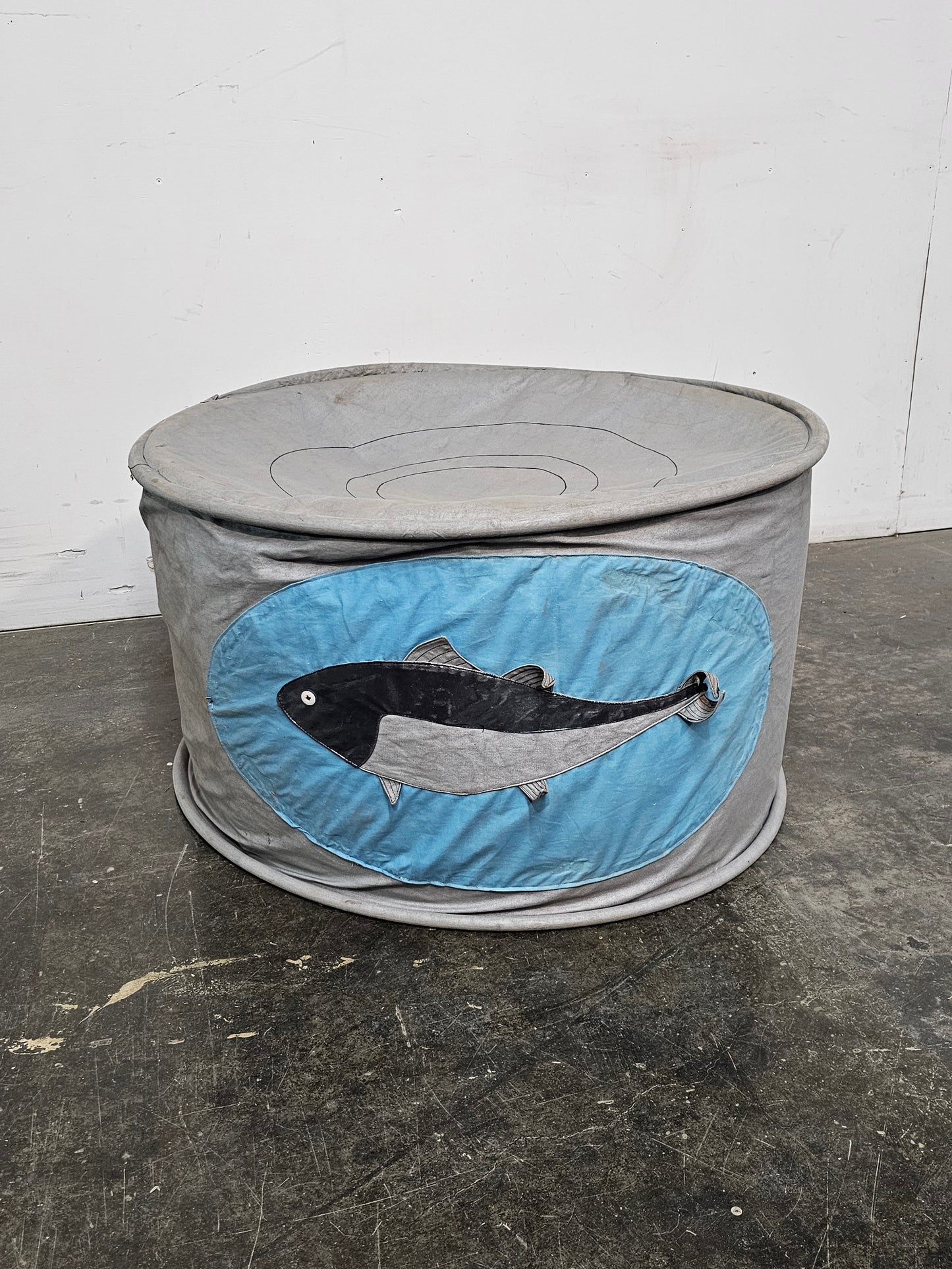 Canne de sardines surdimensionnée en tissu