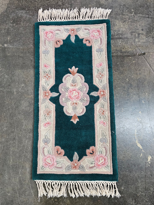 Tapis floral vert et rose à franches blanches