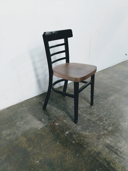 Chaise en bois peint